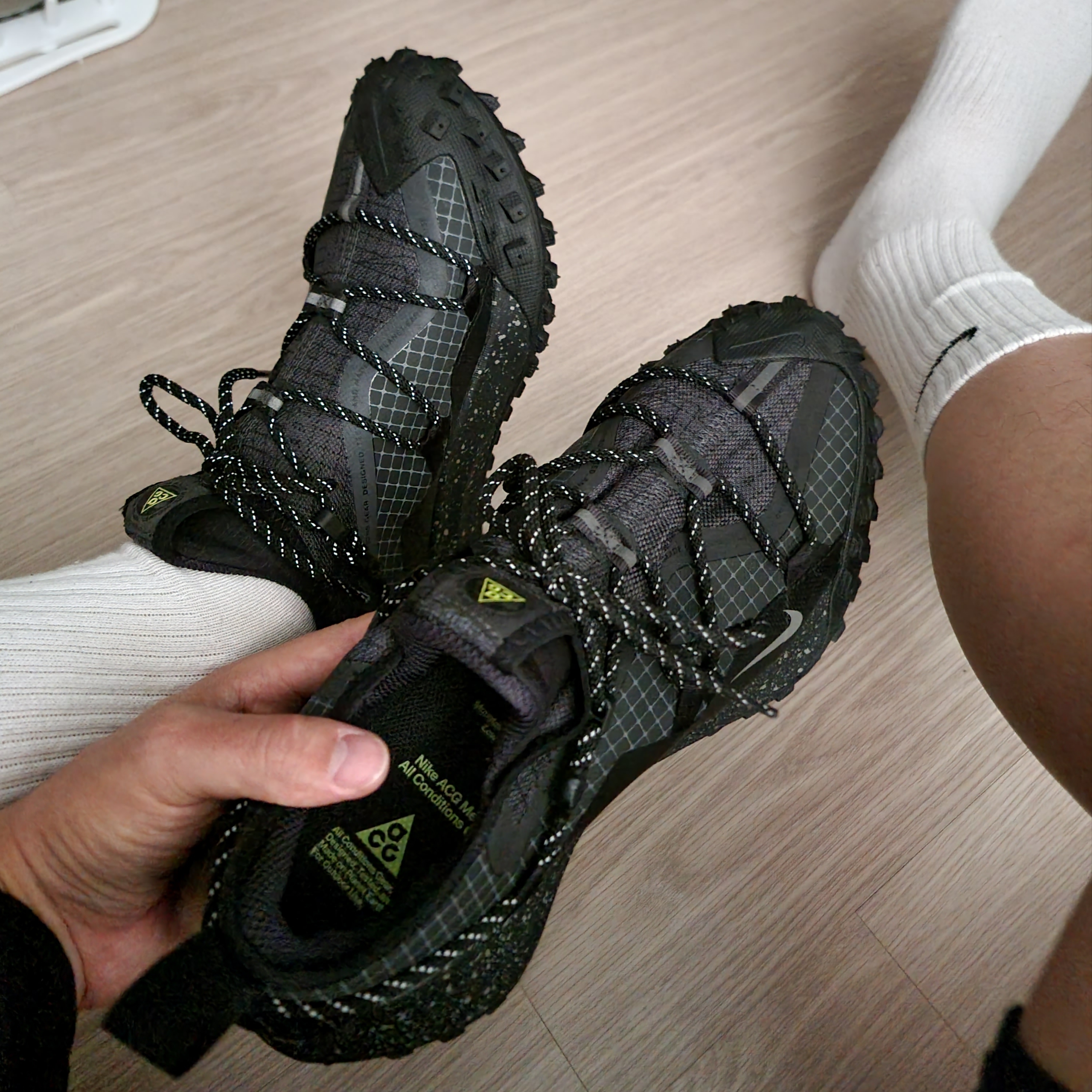 Nike ACG Mountain Fly Low Gore-Tex SE Dark Smoke Grey 착용 스타일 - 4