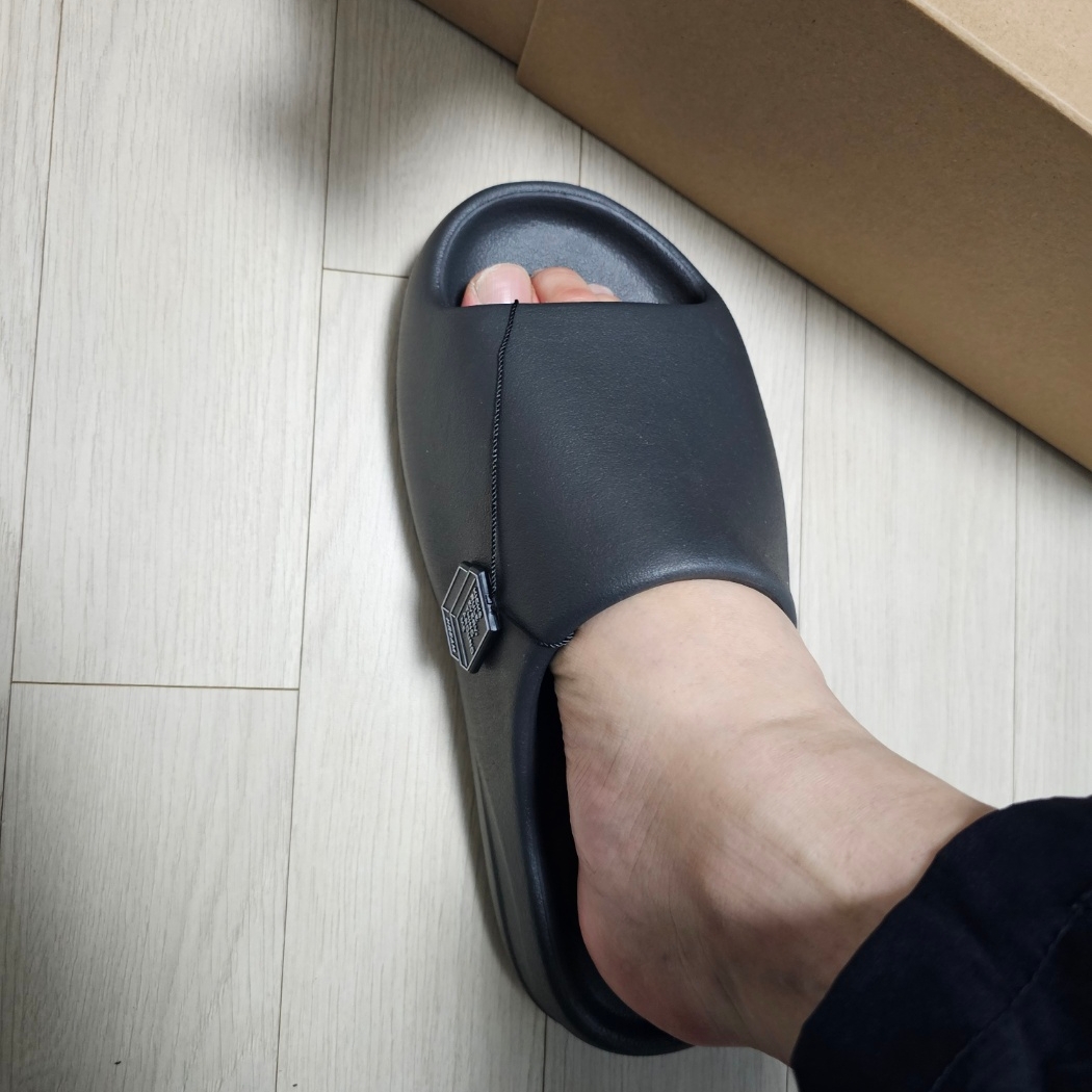 Adidas Yeezy Slide Onyx 착용 스타일