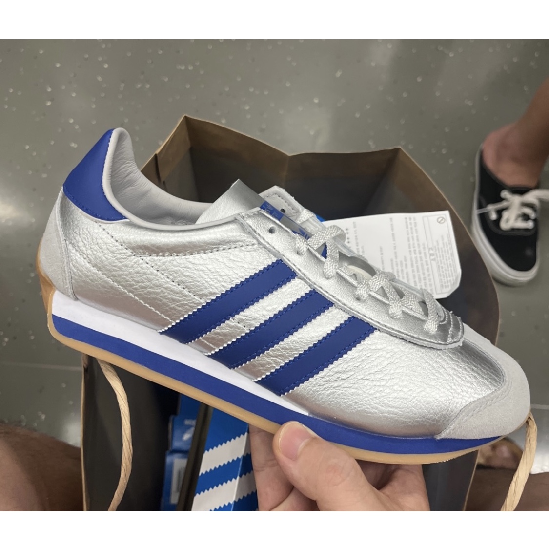 Adidas Country OG Matte Silver Bright Blue 착용 스타일