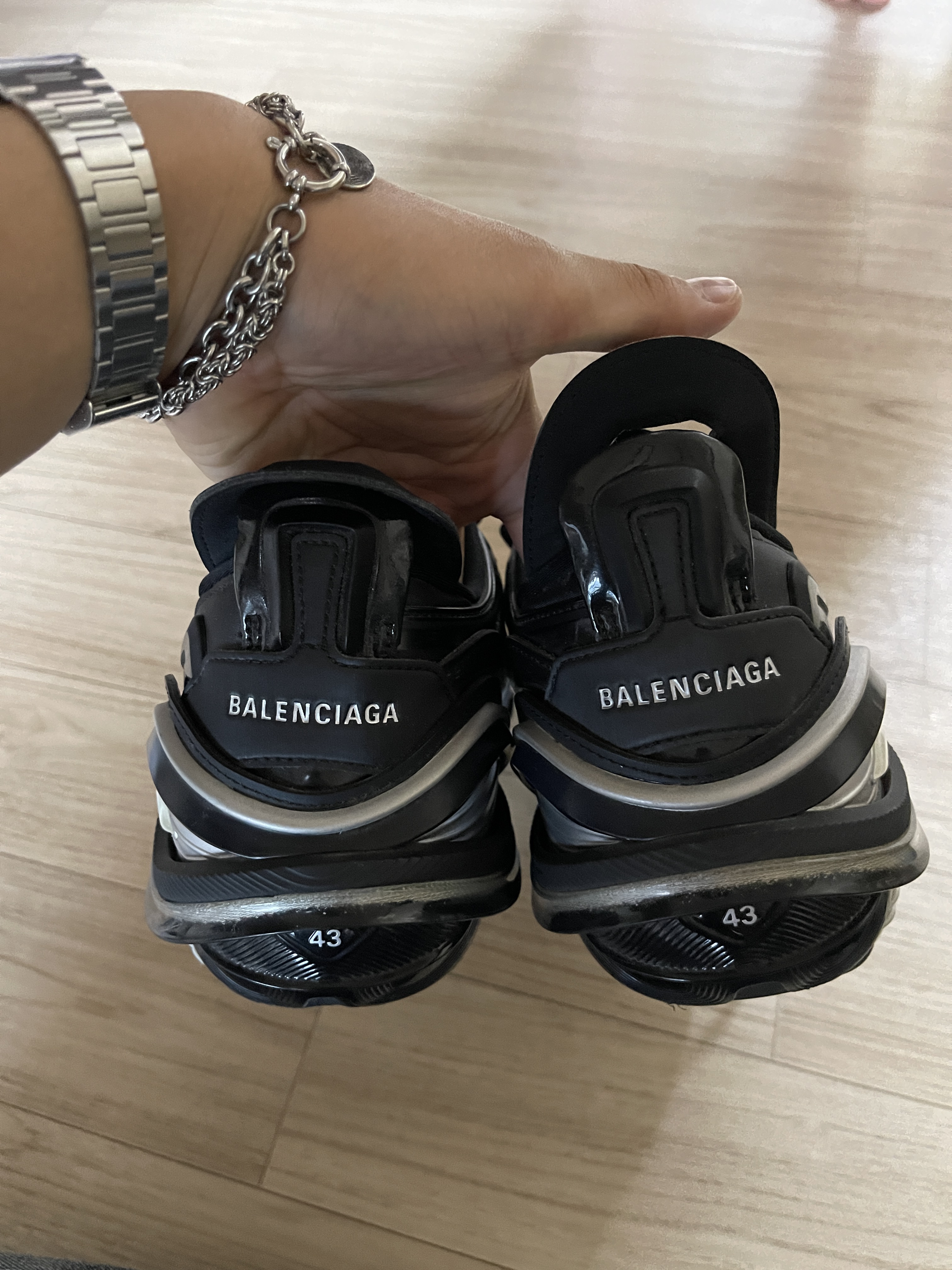 Balenciaga Tyrex Sneakers Black Grey 착용 스타일 - 4