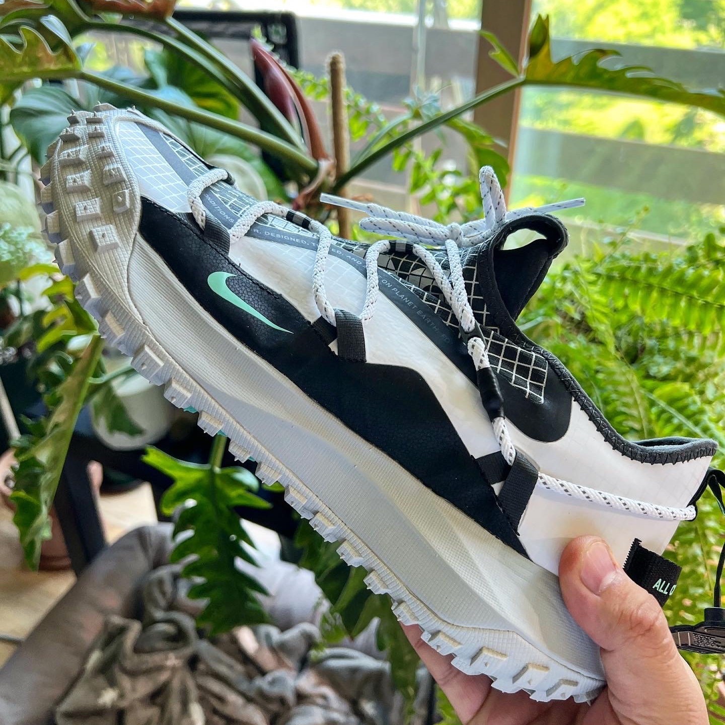 Nike ACG Mountain Fly Low SE White and Black 착용 스타일 - 1