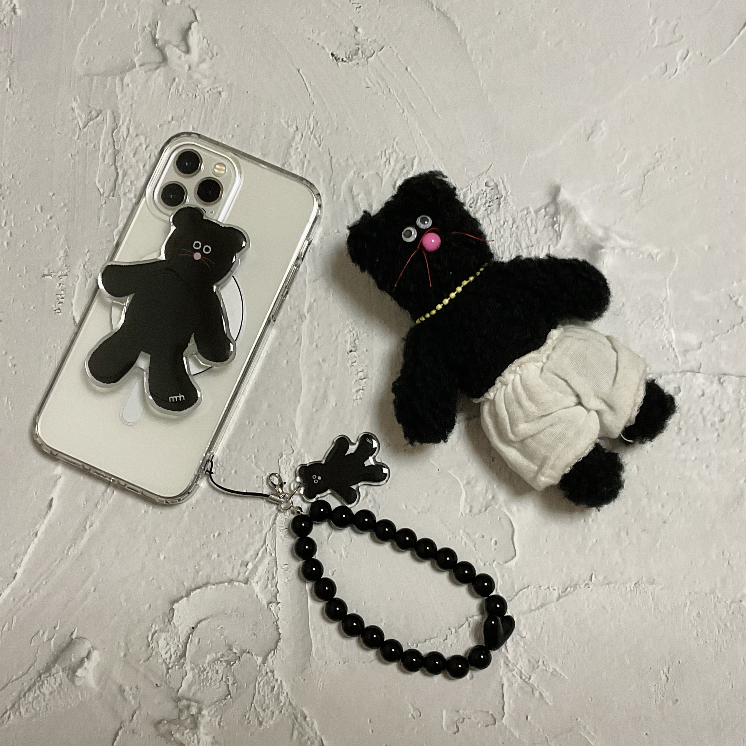 Monamhee Beulpingi Keyring with White Pants Black, Monamhee Beulpingi Beads Strap Black 착용 스타일
