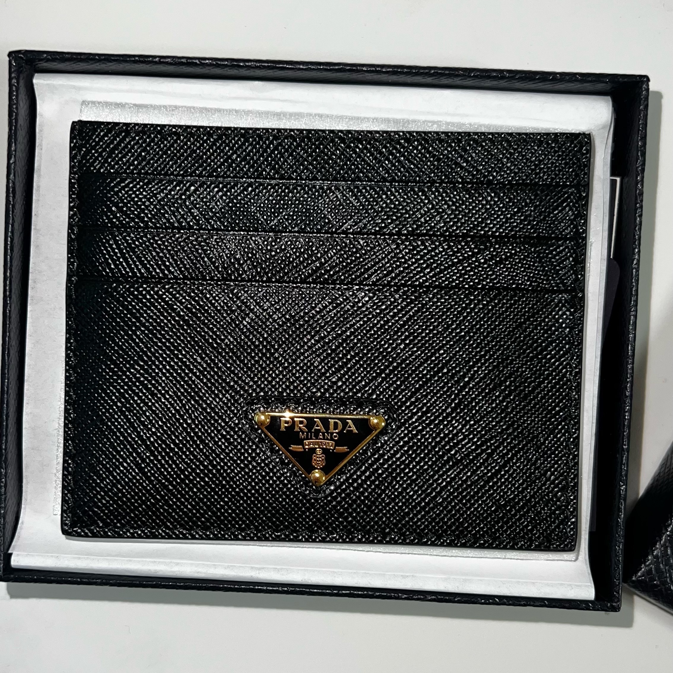 Prada Saffiano Leather Triangle Logo Card Holder Black Gold 착용 스타일 - 2
