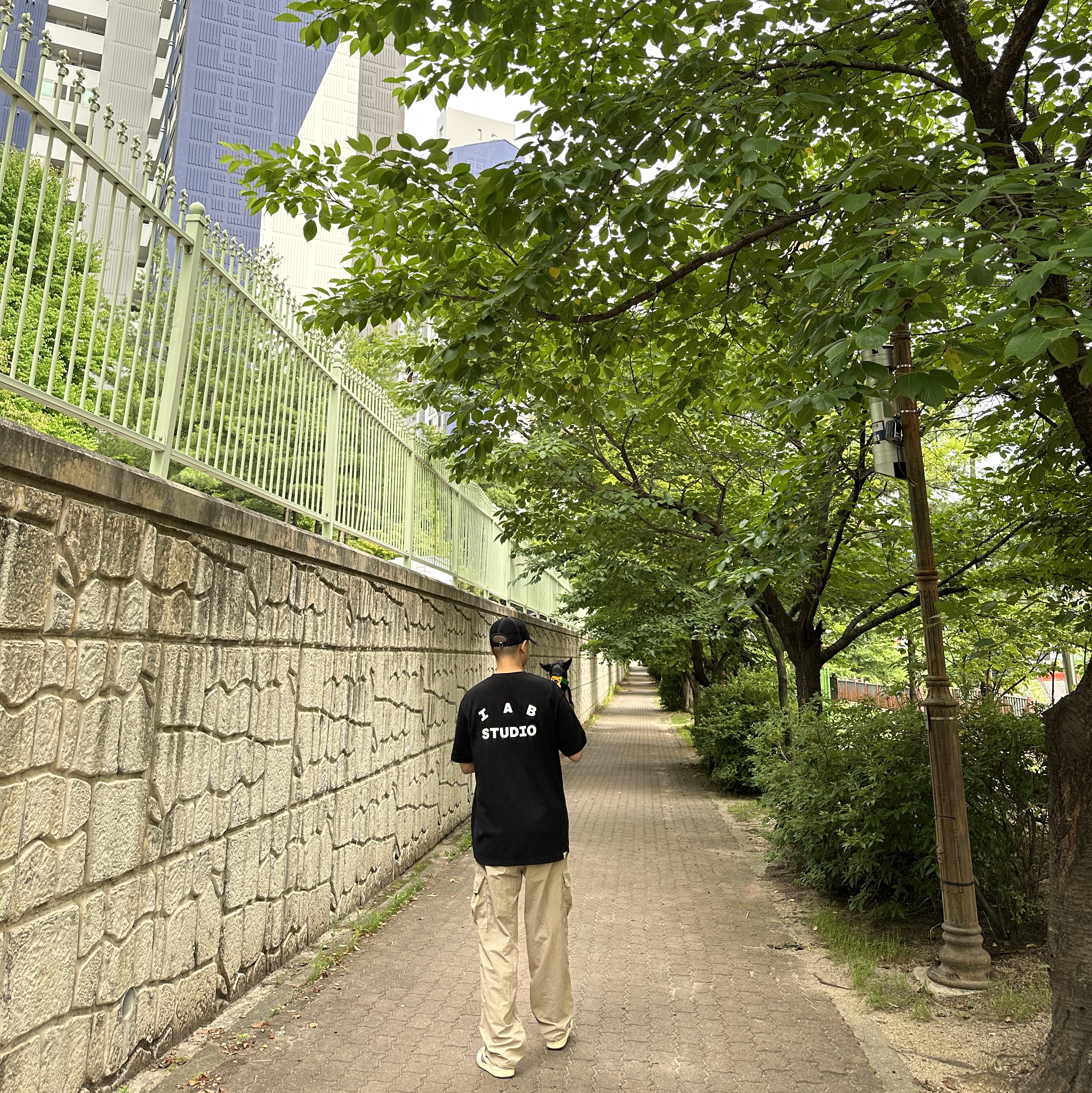 IAB Studio 10th Anniversary T-Shirts Pack White & Black (2 Pack), Jordan 1 x Travis Scott Retro Low OG SP Sail and Ridgerock 착용 스타일 - 2