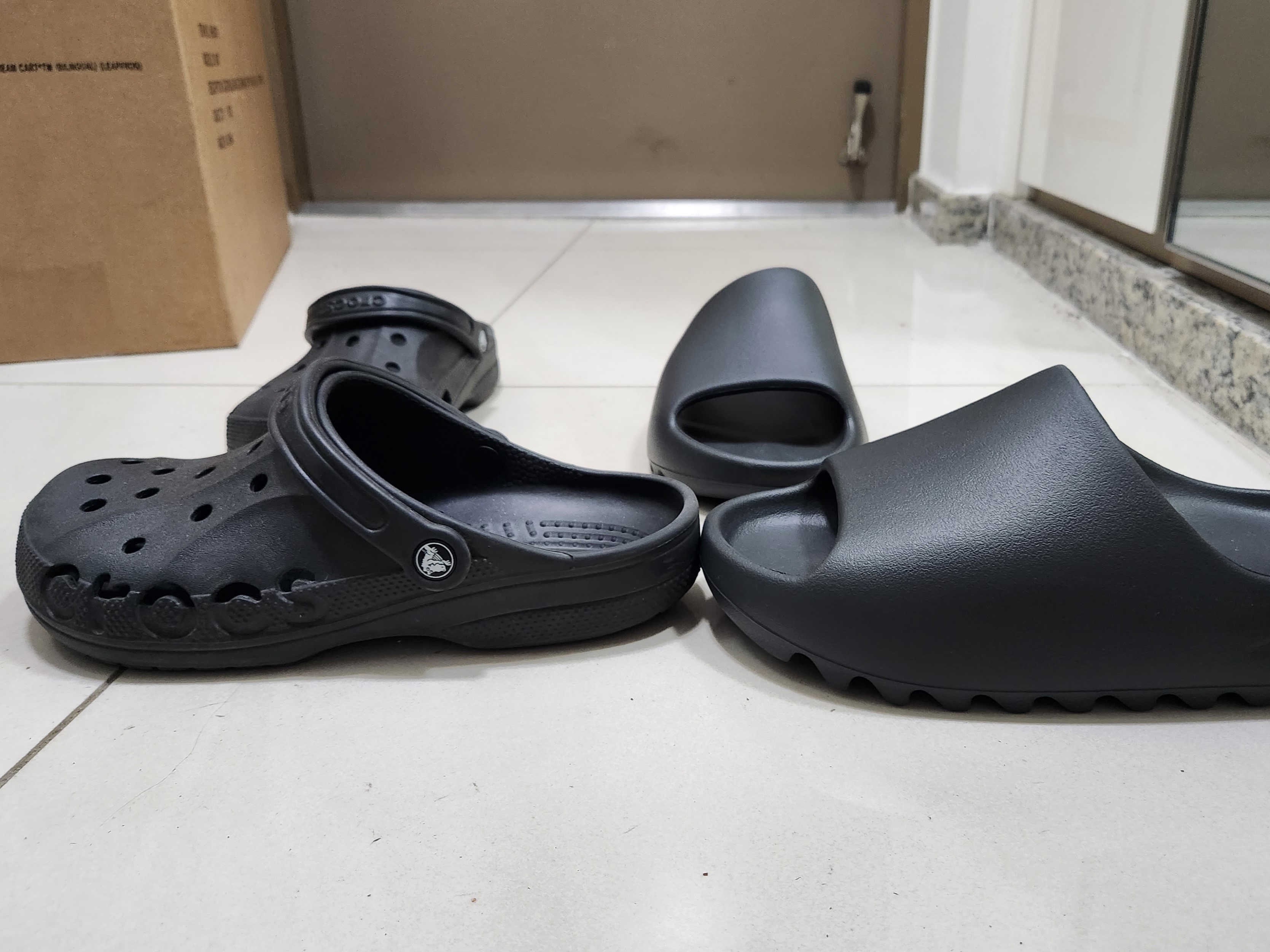 Adidas Yeezy Slide Onyx 착용 스타일 - 2