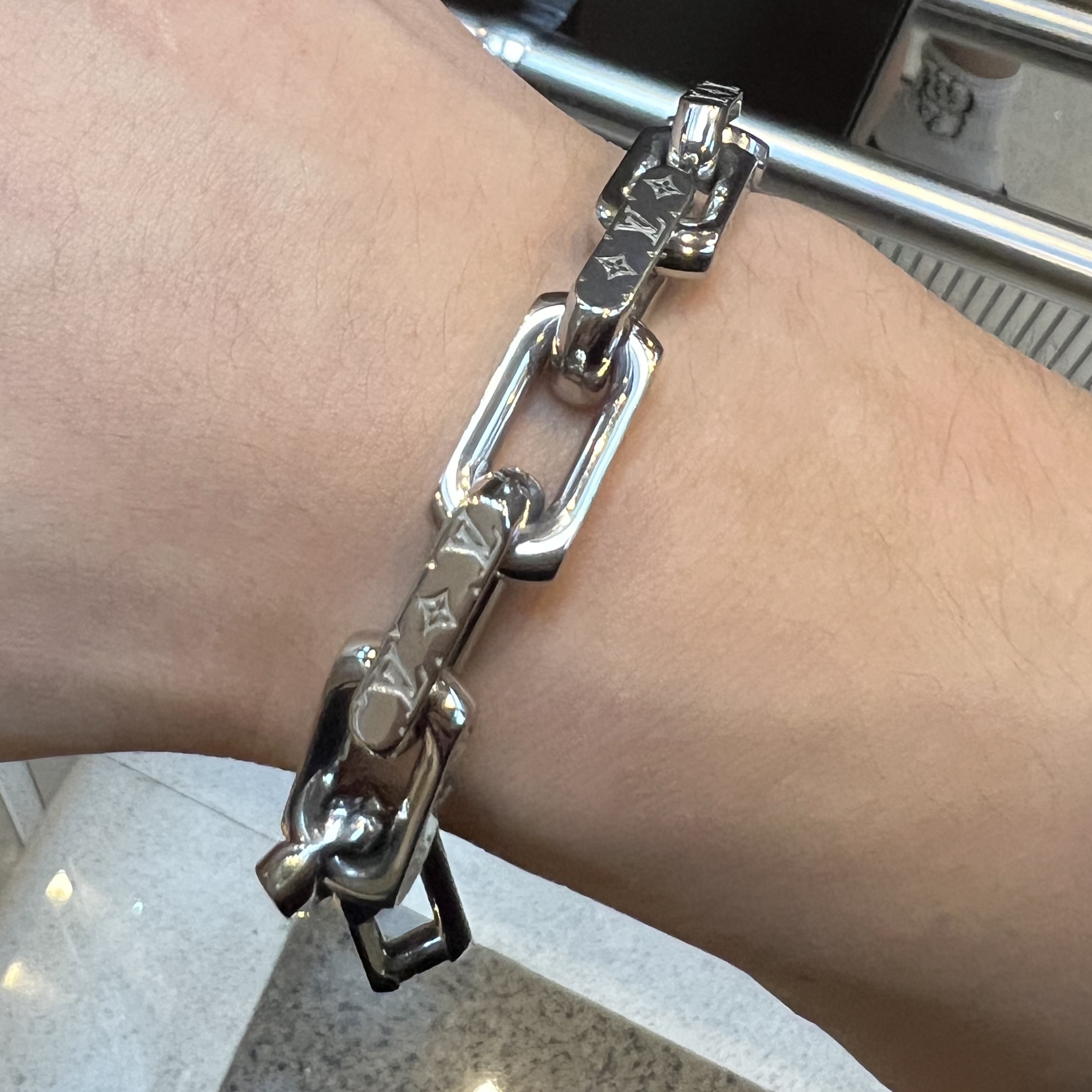 Louis Vuitton Monogram Chain Bracelet Silver 착용 스타일 - 2