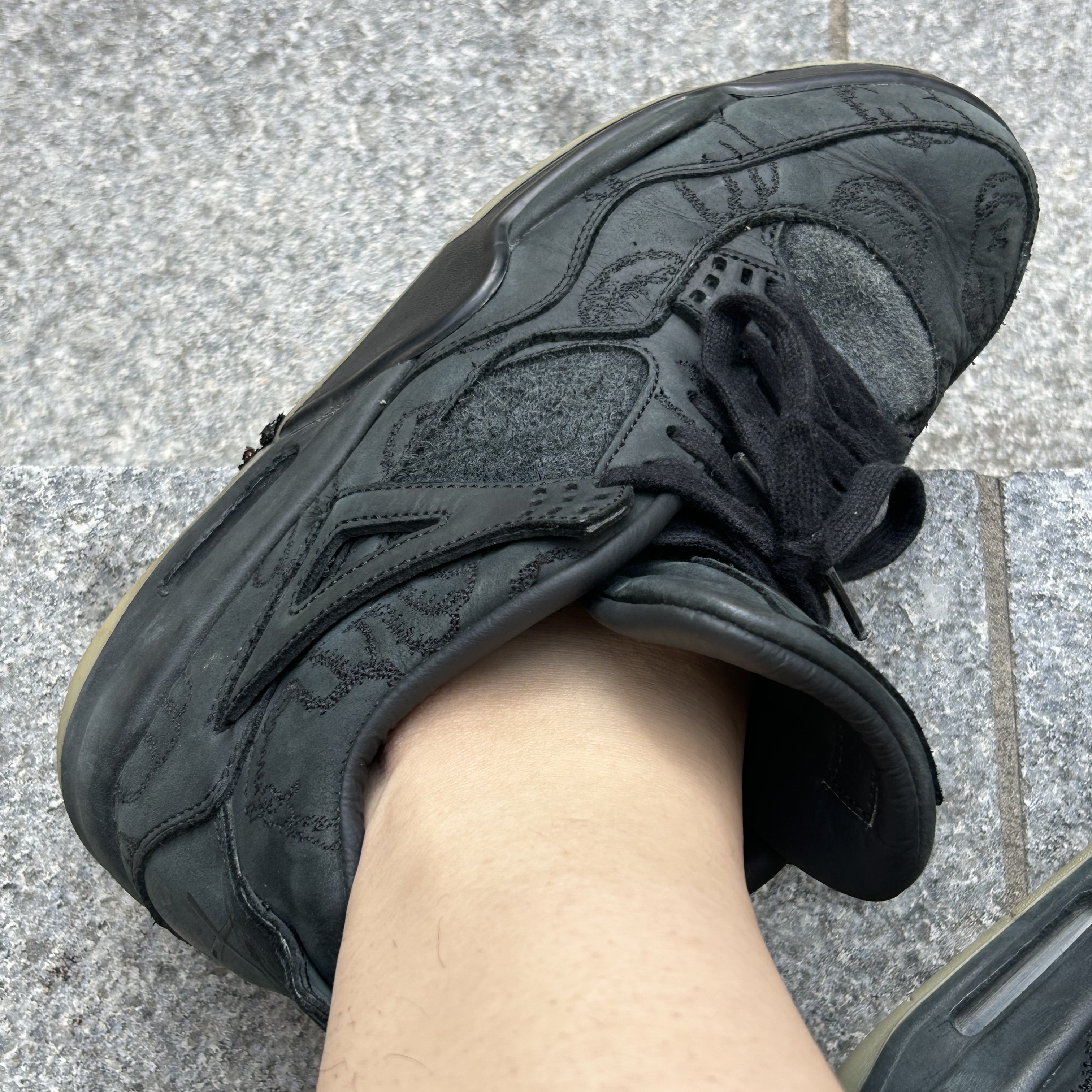Jordan 4 x Kaws Retro Black 착용 스타일