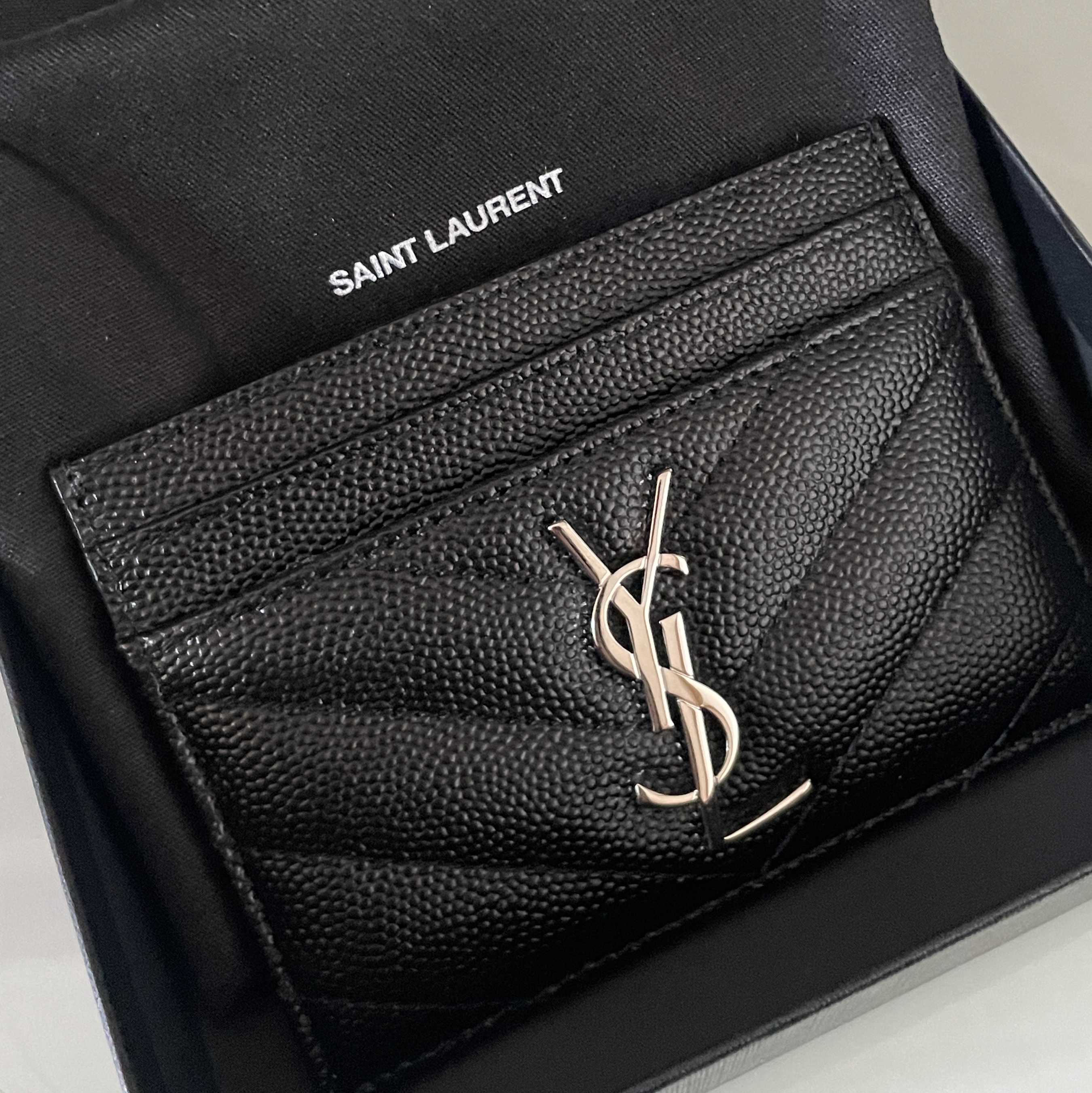 Saint Laurent Cassandre Matelasse Card Case in Grain De Poudre Embossed Leather Black 착용 스타일