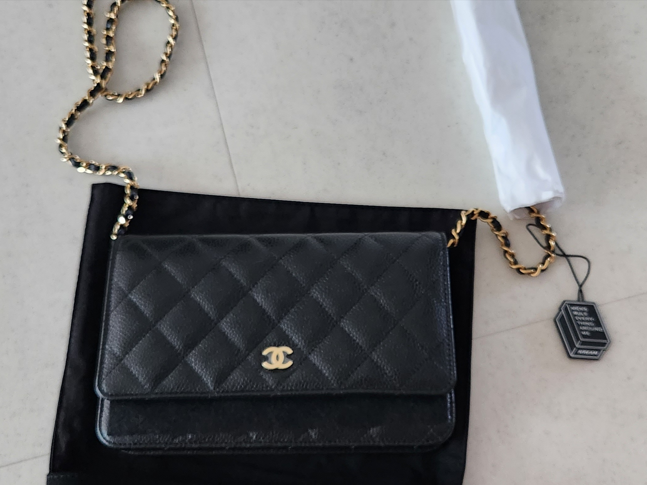 Chanel Classic Wallet On Chain Grained Calfskin & Gold Black 착용 스타일 - 2