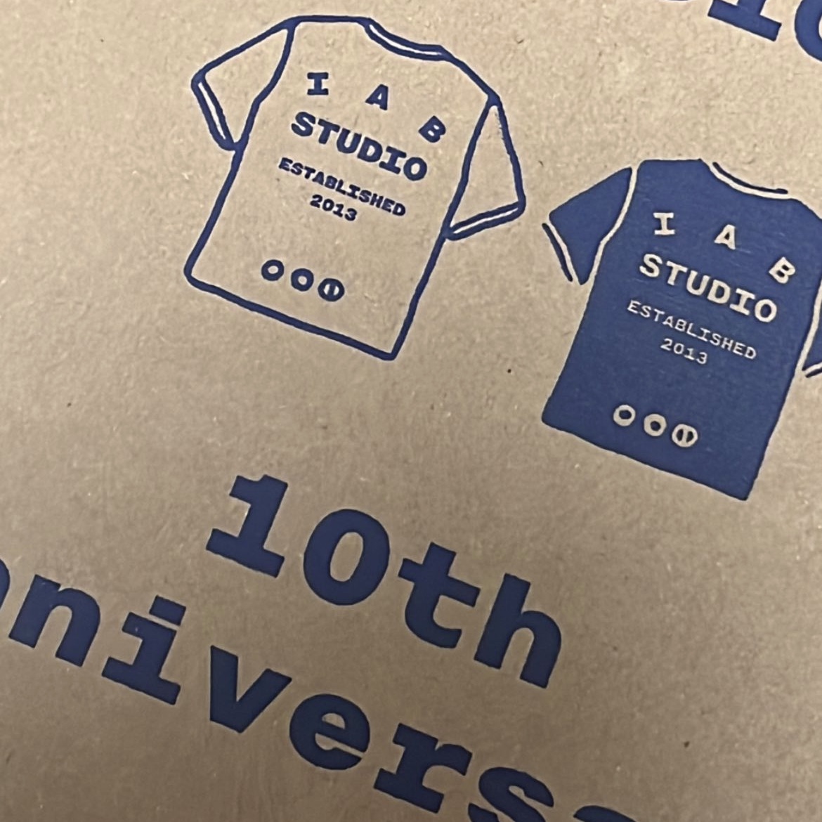 IAB Studio 10th Anniversary T-Shirts Pack White & Black (2 Pack) 착용 스타일
