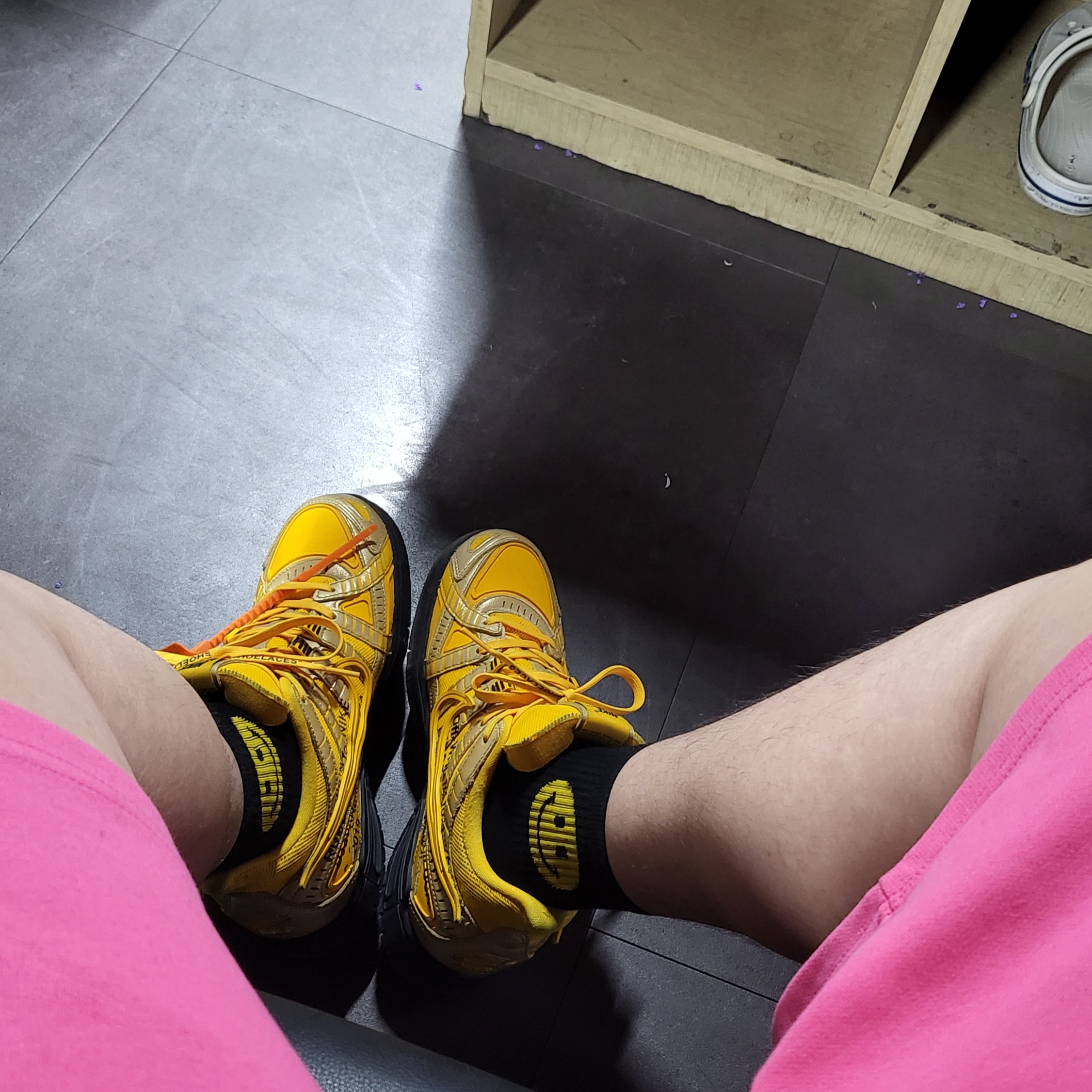 Nike x Off-White Air Rubber Dunk University Gold 착용 스타일