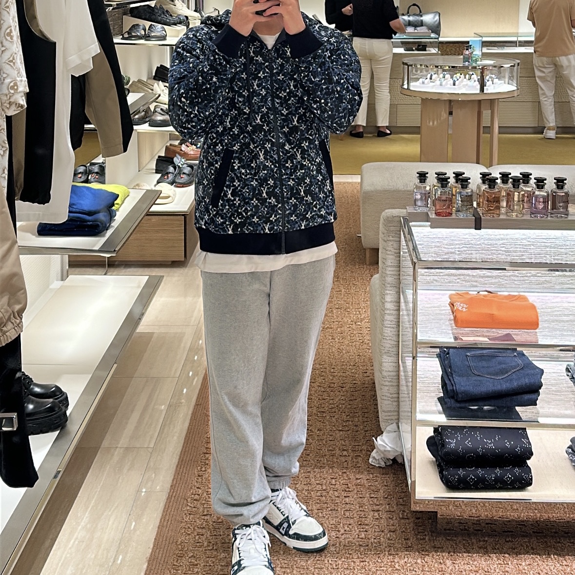 Louis Vuitton Monogram Zip-Through Cotton Hoodie Multicolor 착용 스타일