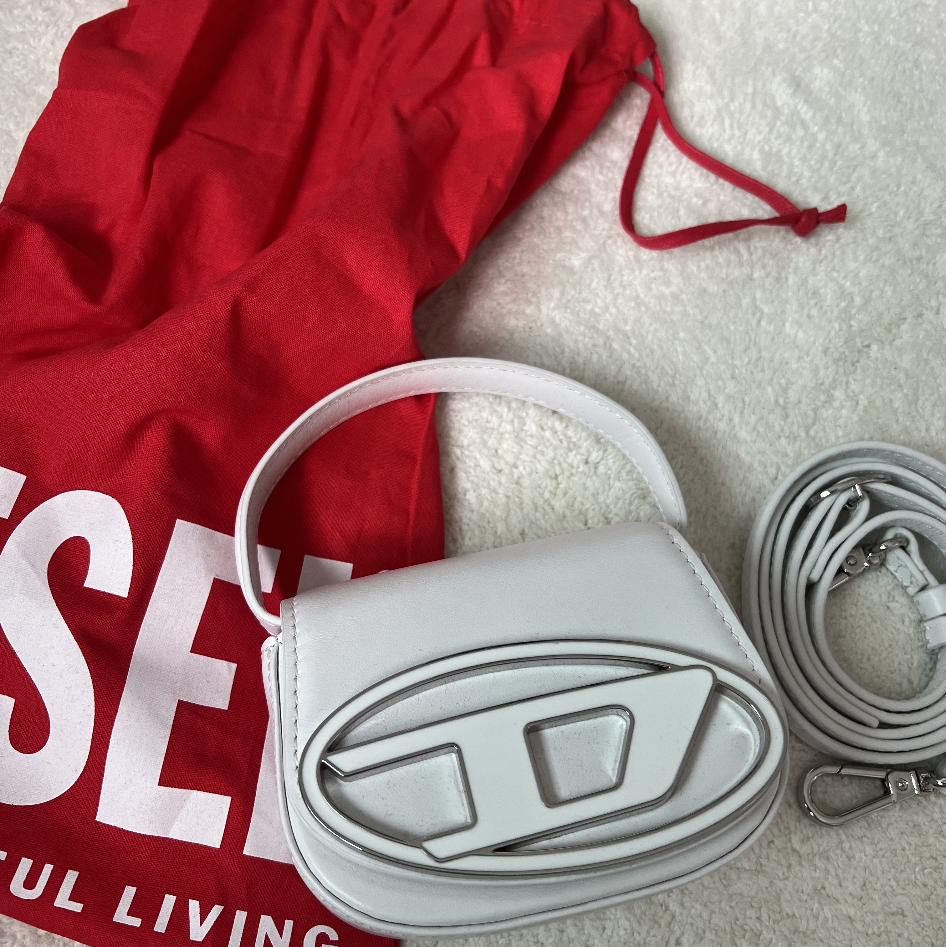 Diesel 1DR Mini Bag Plaque White 착용 스타일