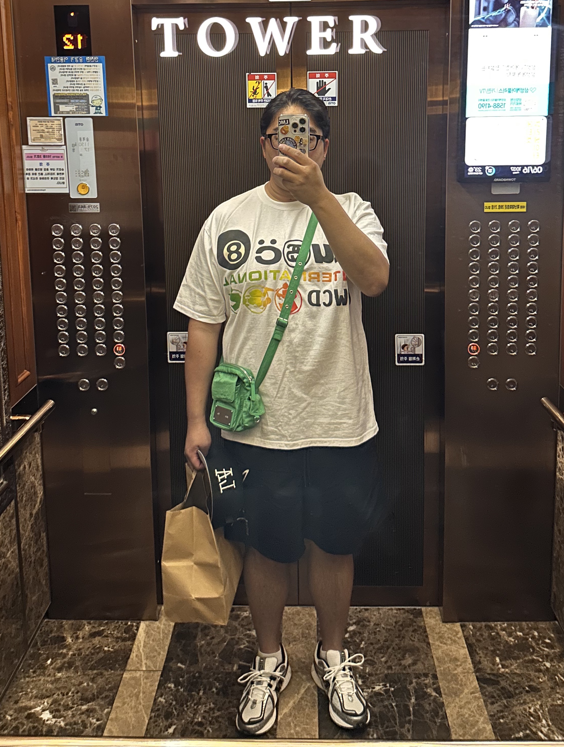 New Balance 1906R White Gold, Stussy x Cactus Plant Flea Market International T-Shirt White 착용 스타일 - 1