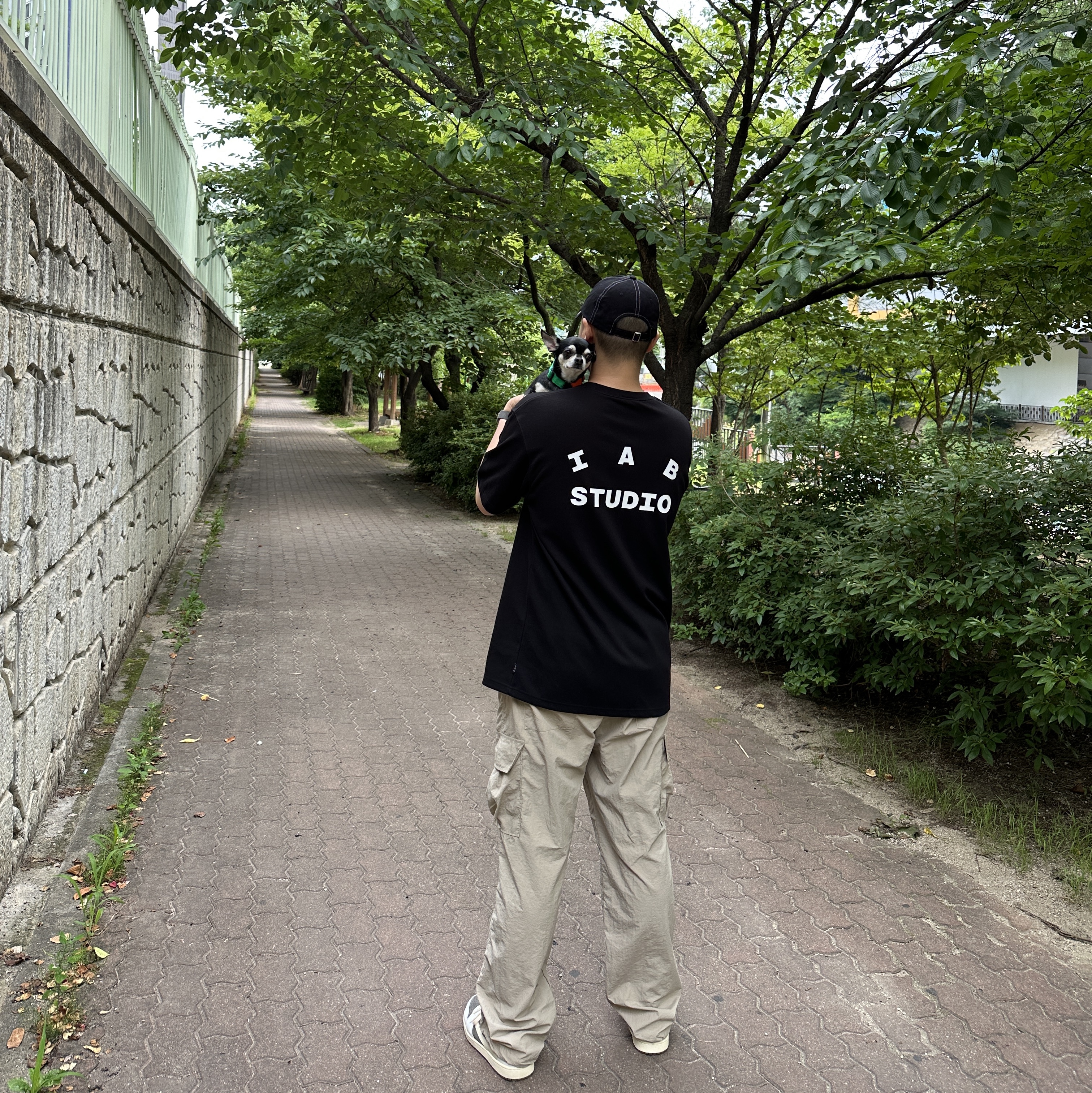 IAB Studio 10th Anniversary T-Shirts Pack White & Black (2 Pack), Jordan 1 x Travis Scott Retro Low OG SP Sail and Ridgerock 착용 스타일 - 3