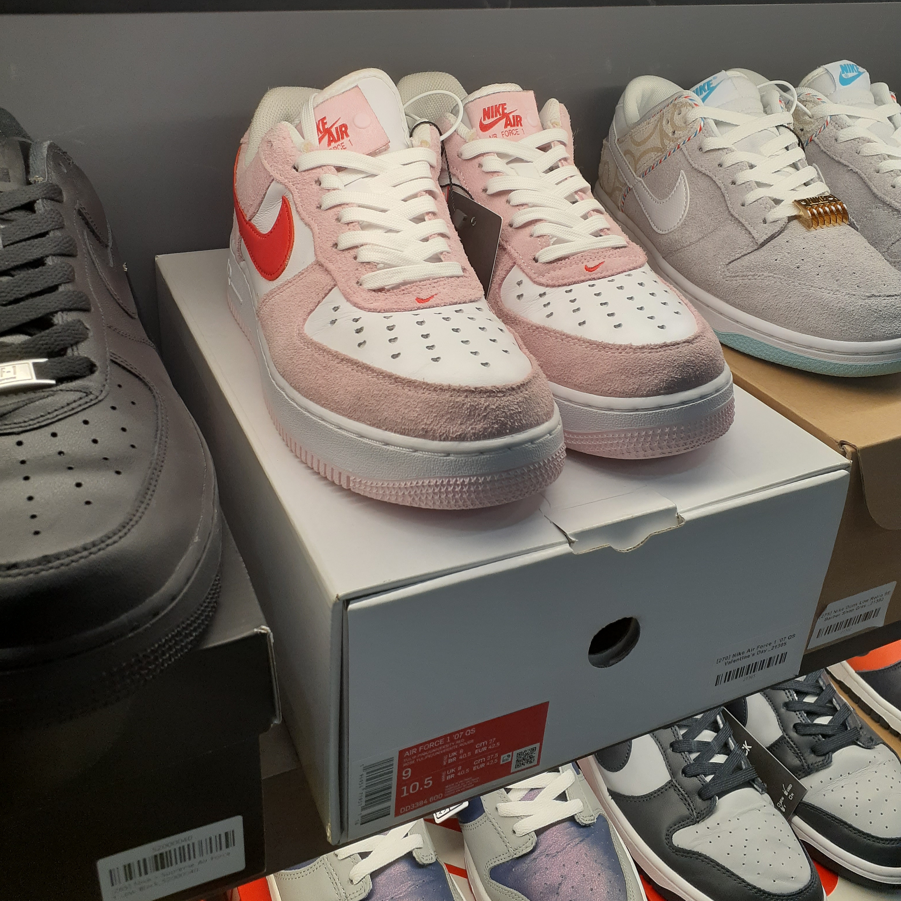Nike Dunk Low Retro SE Barber Shop Grey, Nike Air Force 1 '07 QS Valentine's Day 착용 스타일
