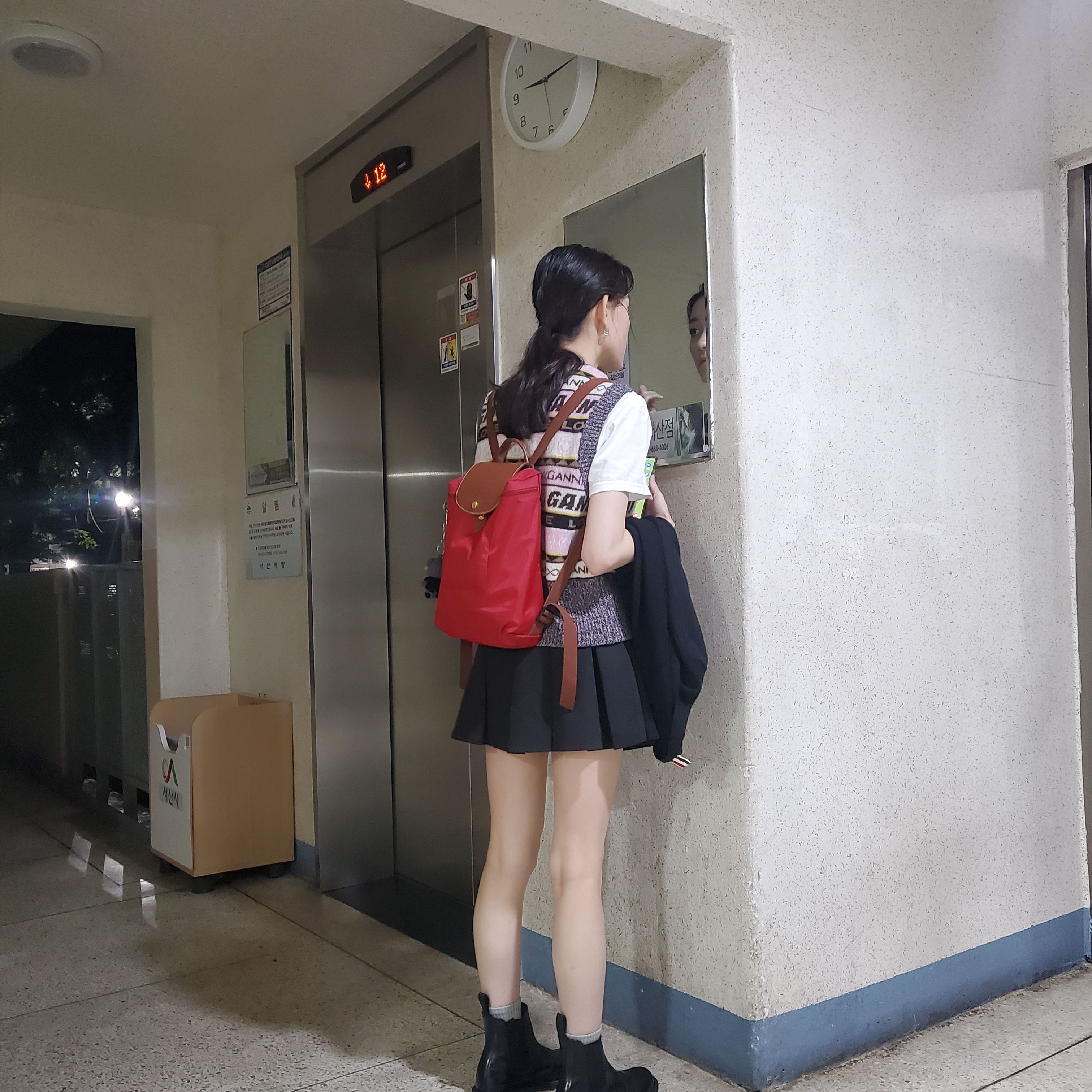 (W) Ganni Graphic V-Neck Vest Petrified Oak 착용 스타일 - 2