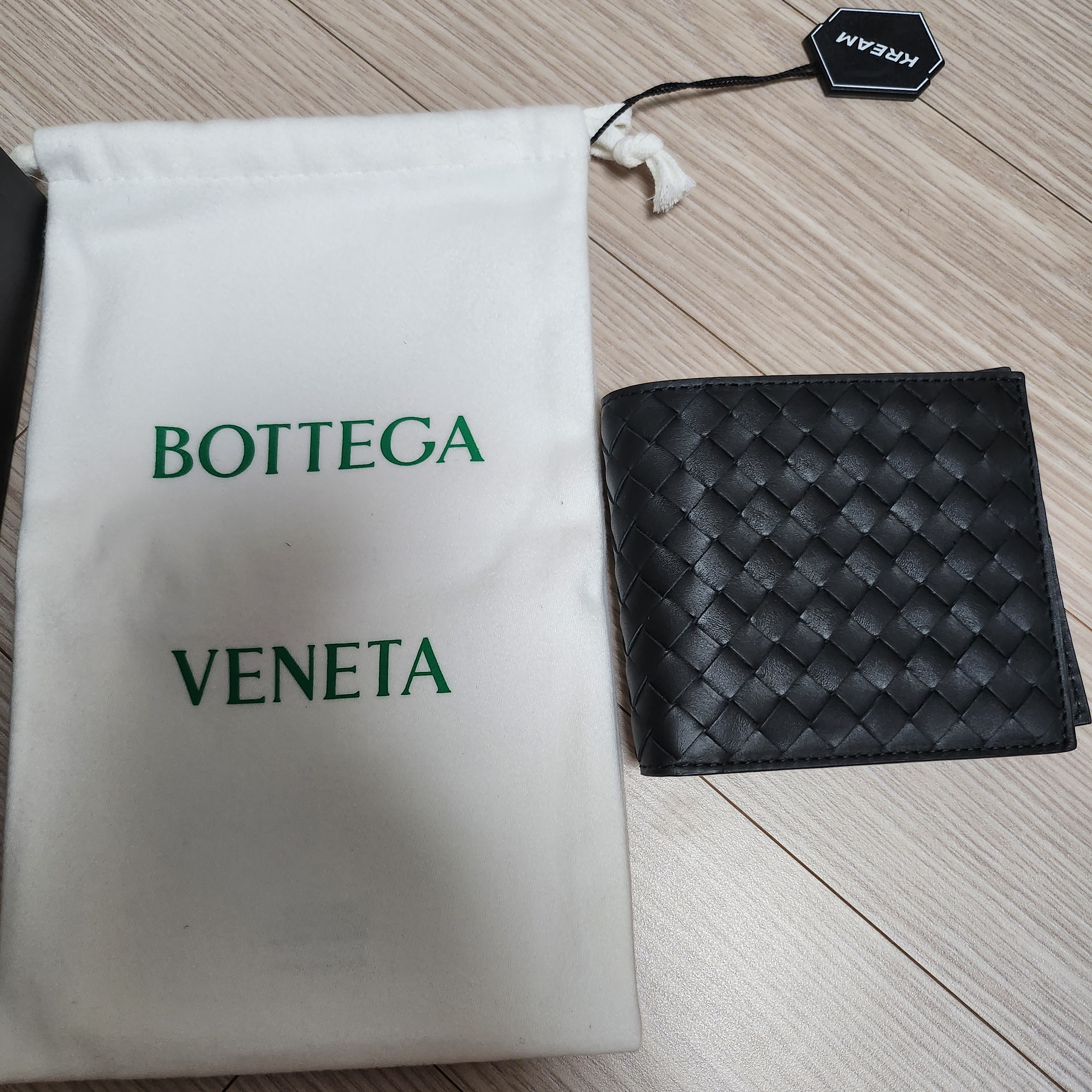Bottega Veneta Bi-Fold Wallet Black 착용 스타일