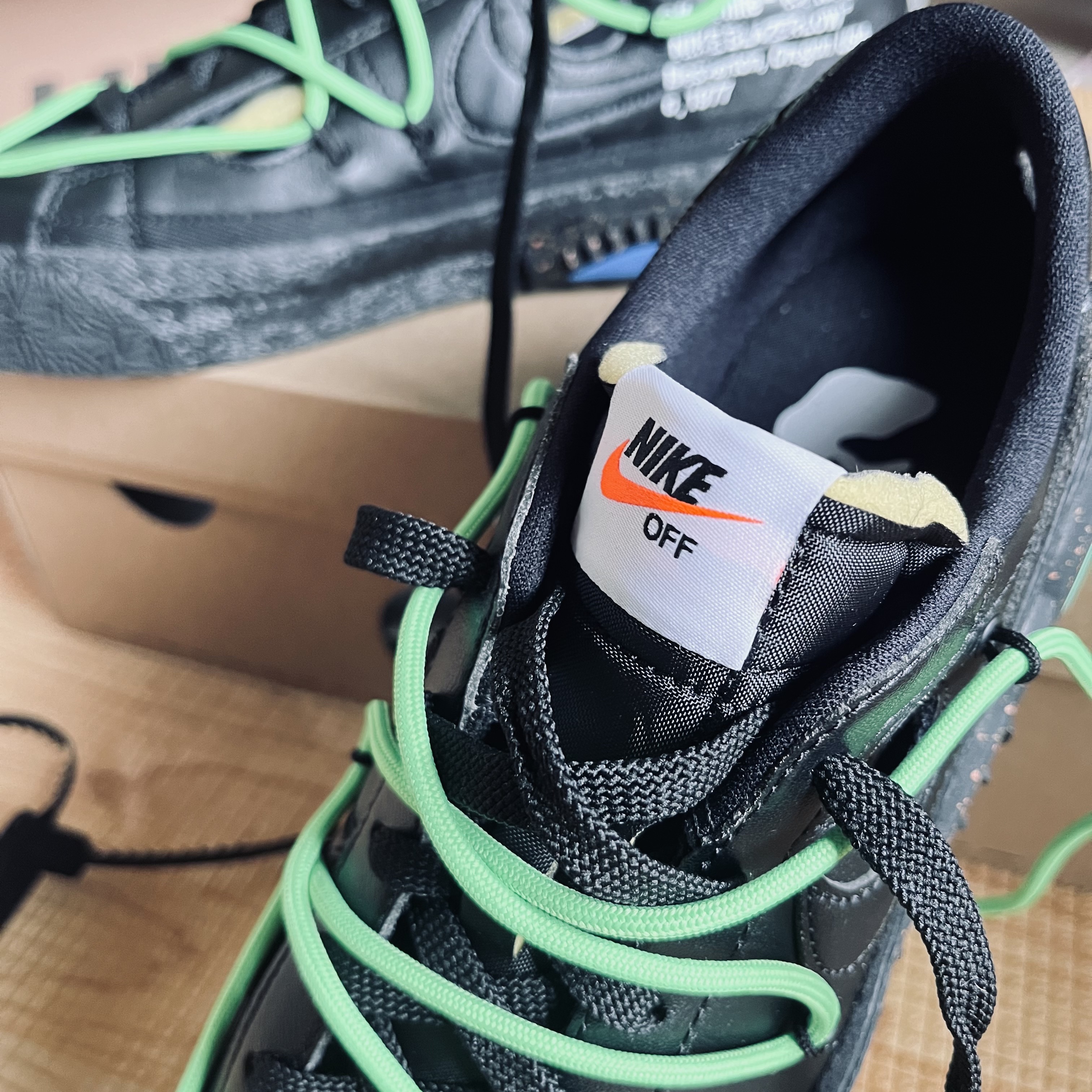 Nike x Off-White Blazer Low '77 Black and Electro Green 착용 스타일 - 2