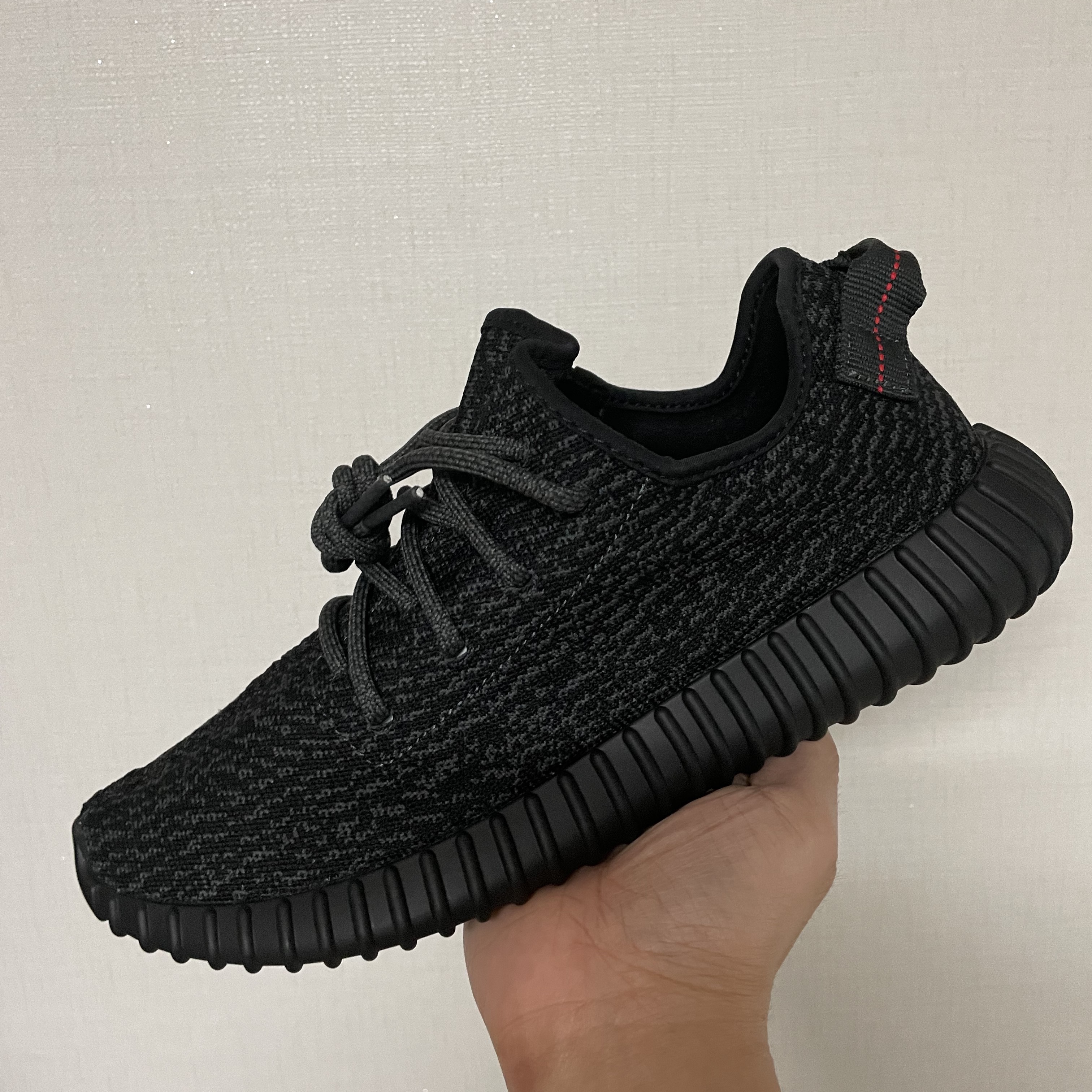 Adidas Yeezy Boost 350 Pirate Black 2023 착용 스타일 - 1