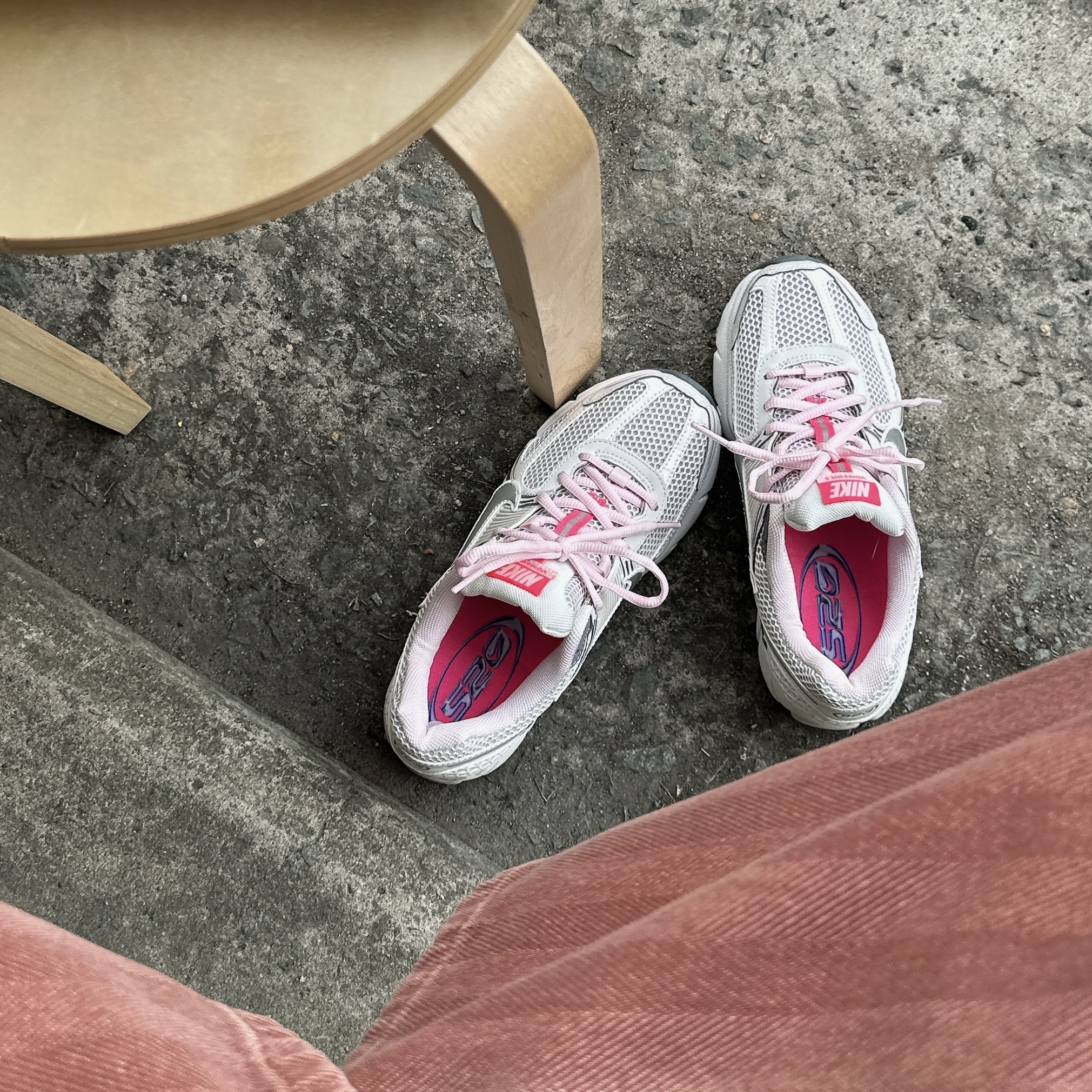 (W) Nike Zoom Vomero 5 Photon Dust Metallic Silver 착용 스타일