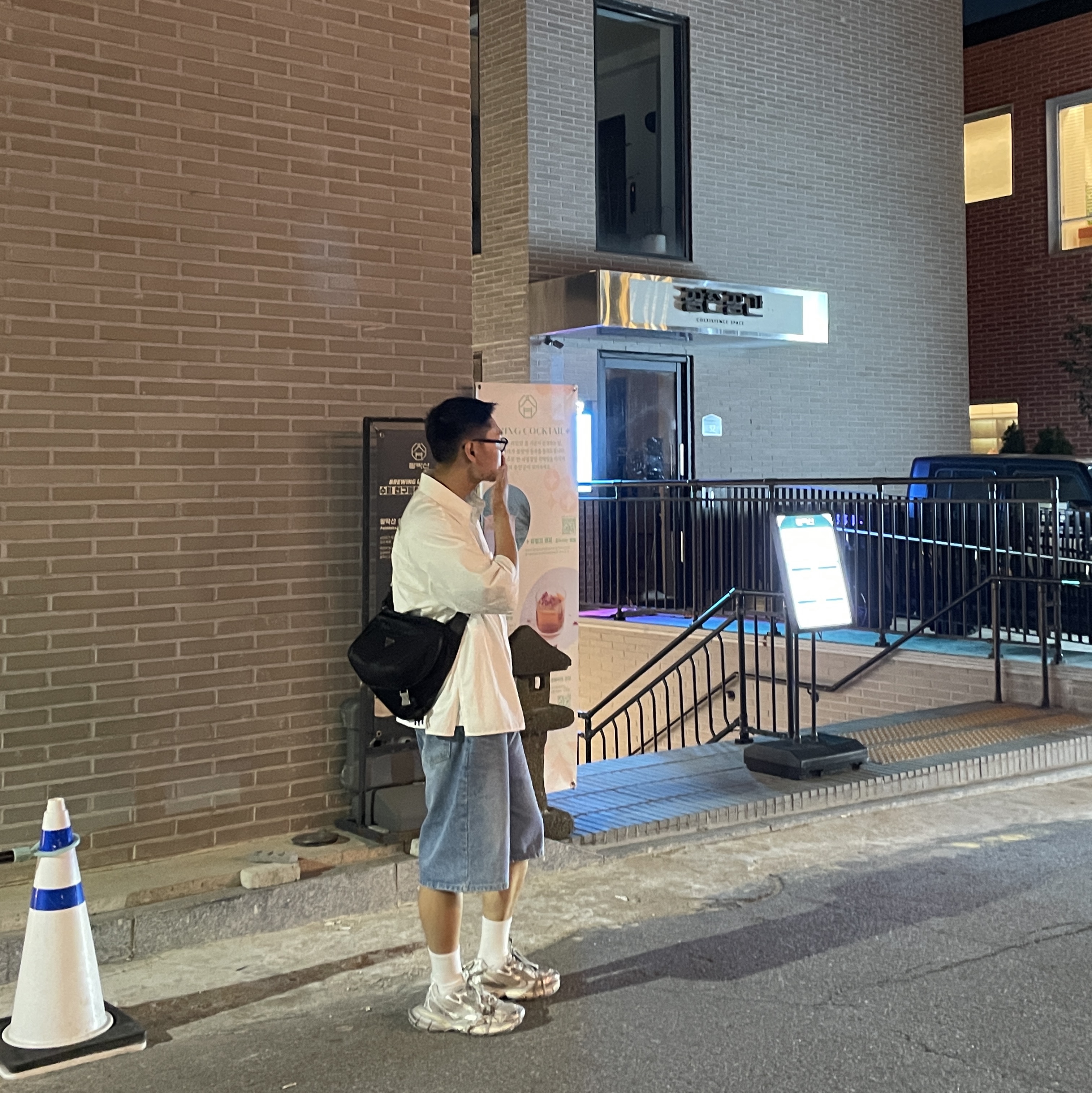 Balenciaga 3XL Sneakers Light Beige, Wooyoungmi Oversize Back Logo Short Sleeve Shirt White - 21SS 착용 스타일 - 2