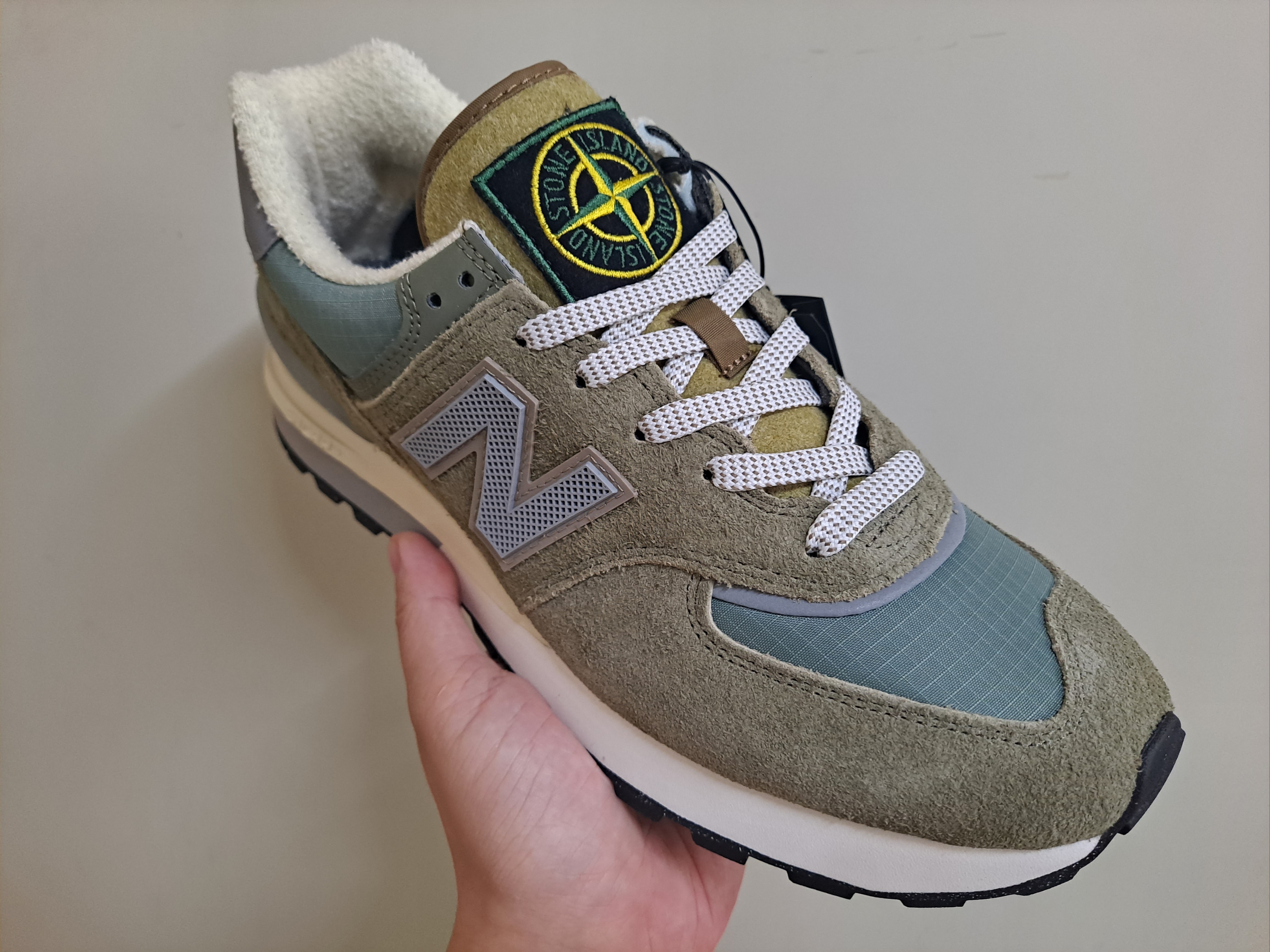 New Balance x Stone Island 574 Legacy Green 착용 스타일 - 1