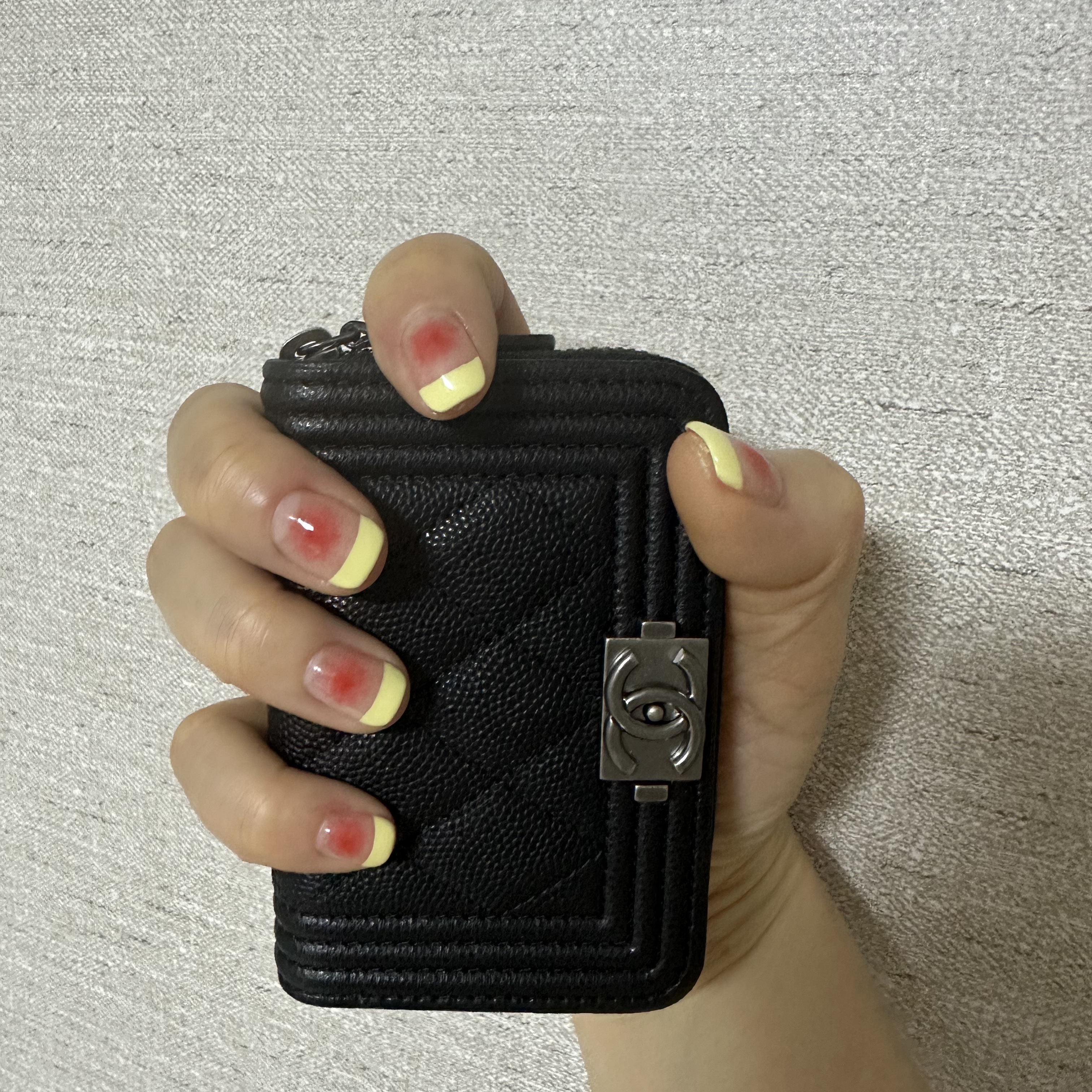 Chanel Boy Chanel Zipped Coin Purse Grained Calfskin & Ruthenium Black 착용 스타일 - 2