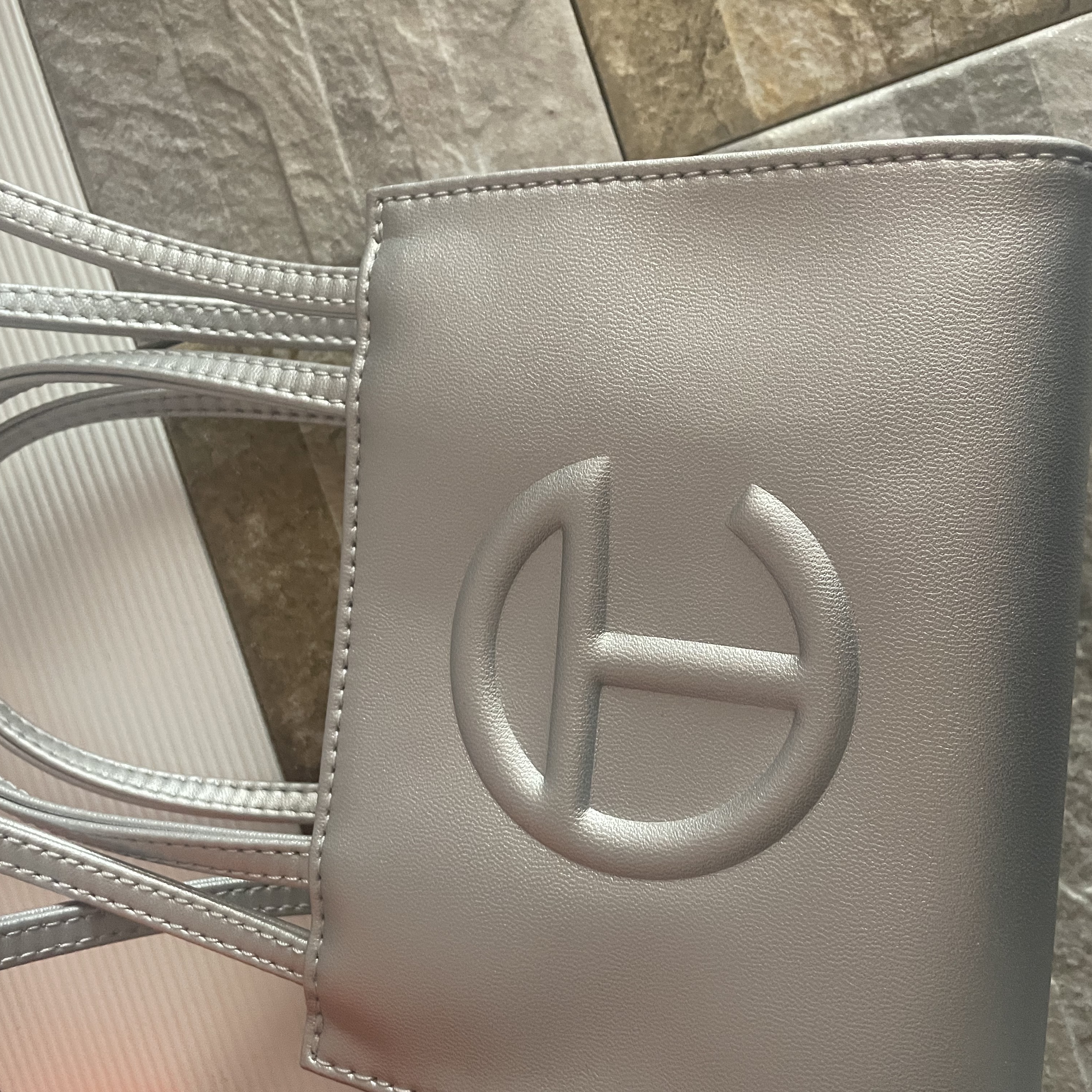 Telfar Small Shopping Bag Silver 착용 스타일