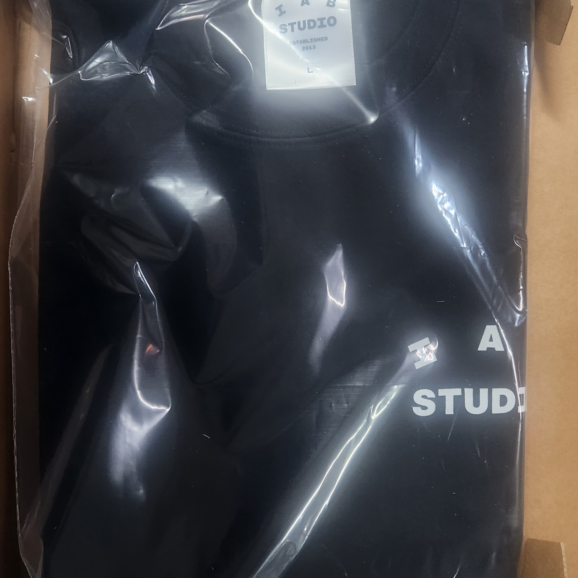 IAB Studio 10th Anniversary T-Shirts Pack White & Black (2 Pack) 착용 스타일 - 3