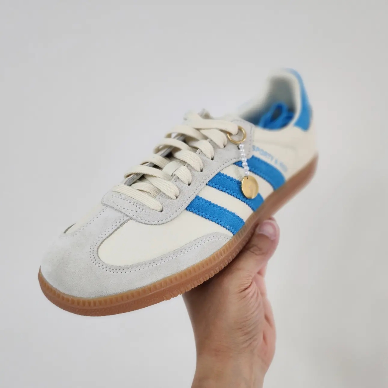 Adidas x Sporty & Rich Samba Cream Blue 착용 스타일 - 1