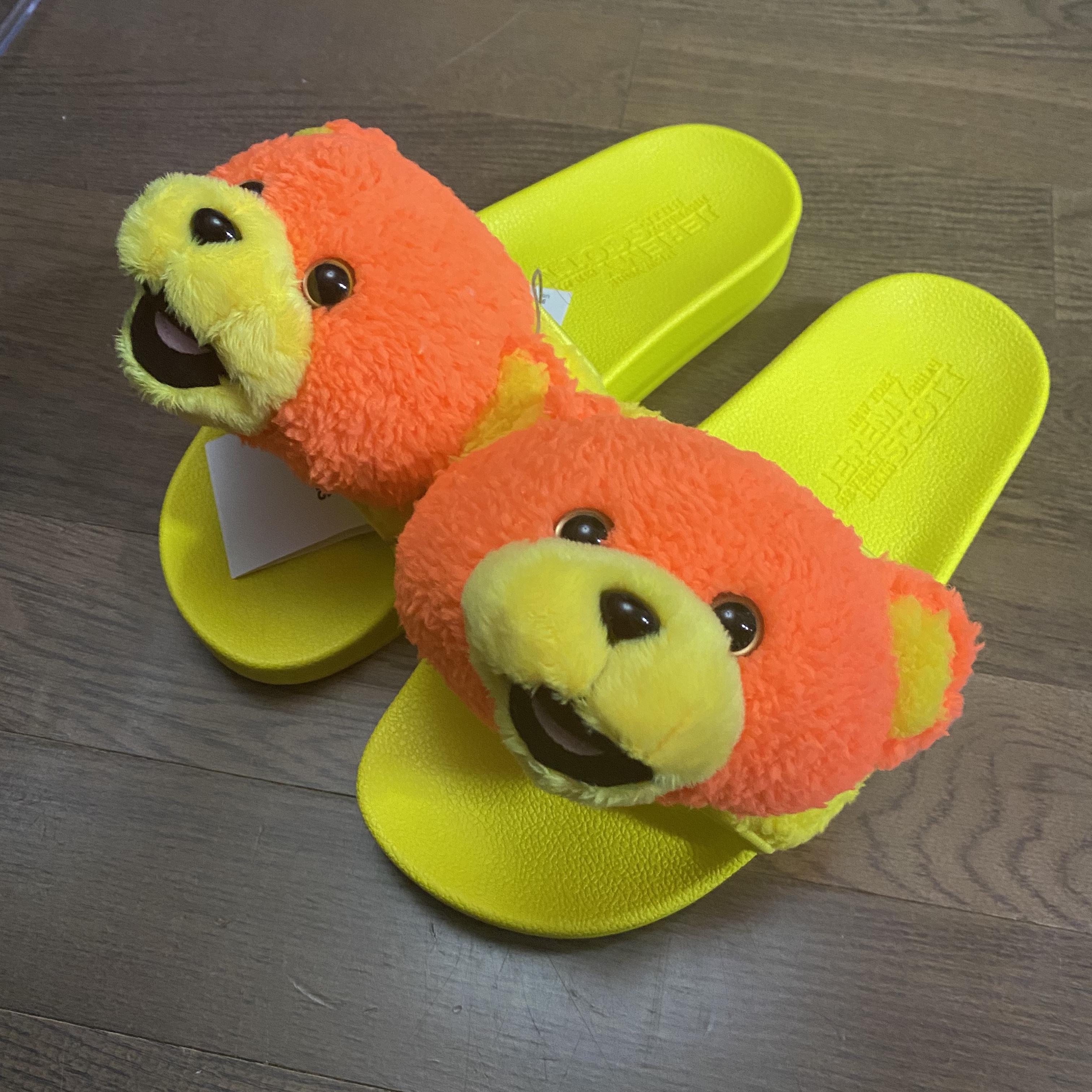 Adidas x Jeremy Scott Adilette Teddy Slide Solar Orange 착용 스타일 - 1