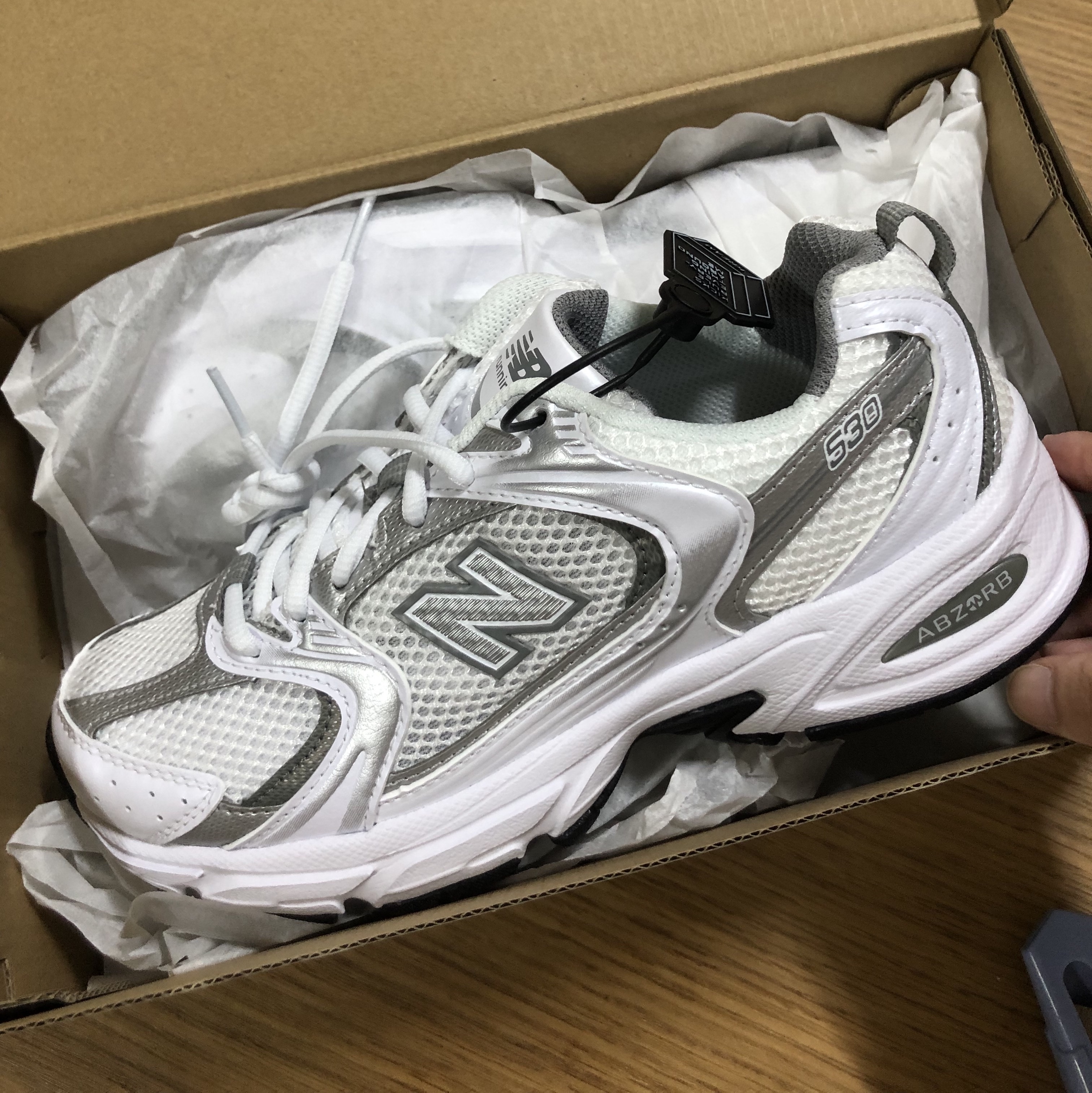 New Balance 530 White Silver 착용 스타일 - 1