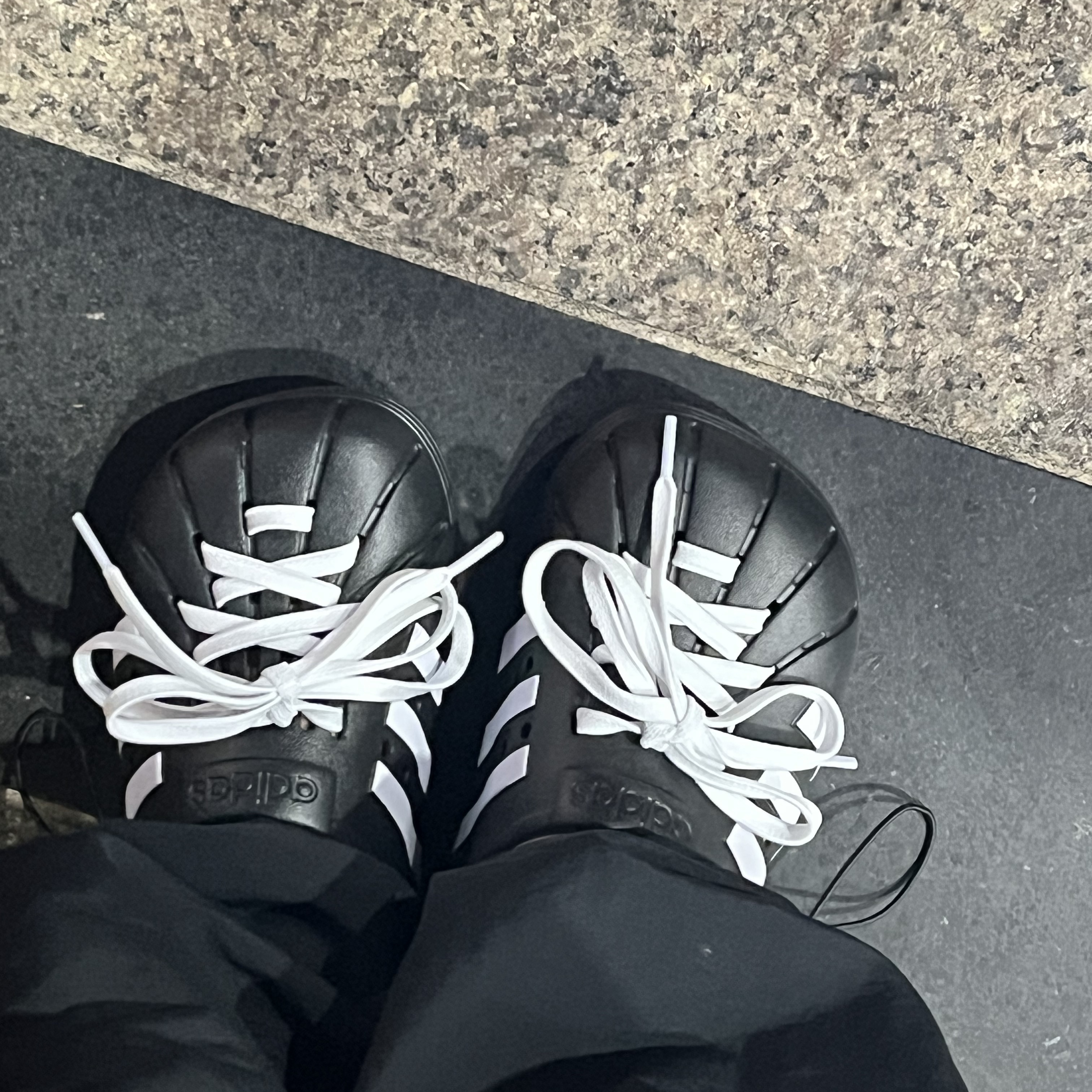 Adidas Adilette Clog Black White 착용 스타일