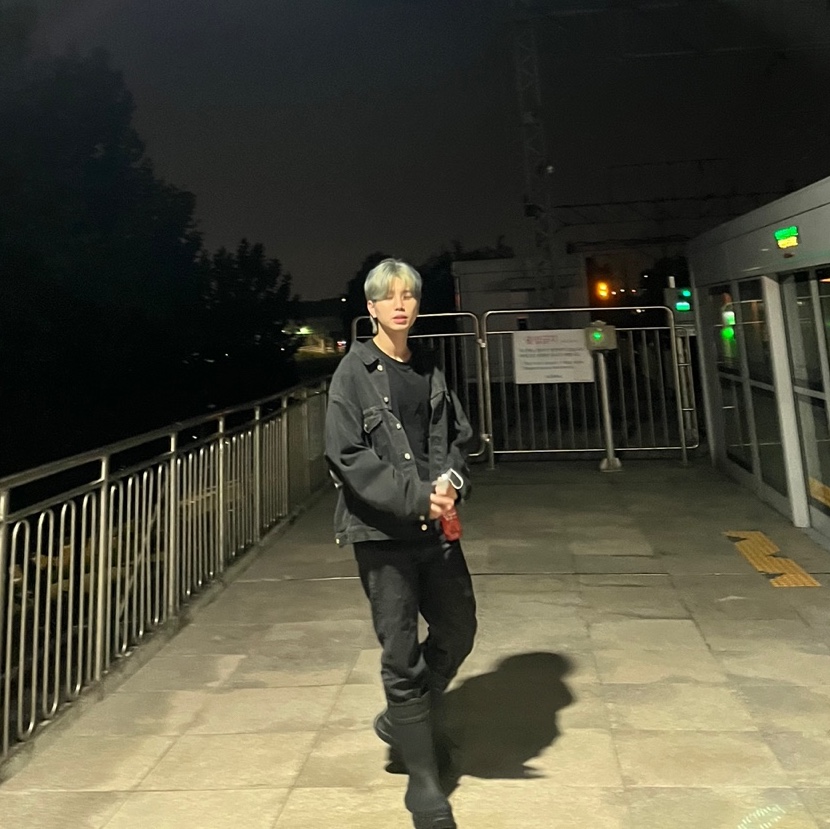 Balenciaga x Crocs Rubber Boot Black, (W) Balenciaga Spray Paint Logo Jacket Denim 착용 스타일 - 1