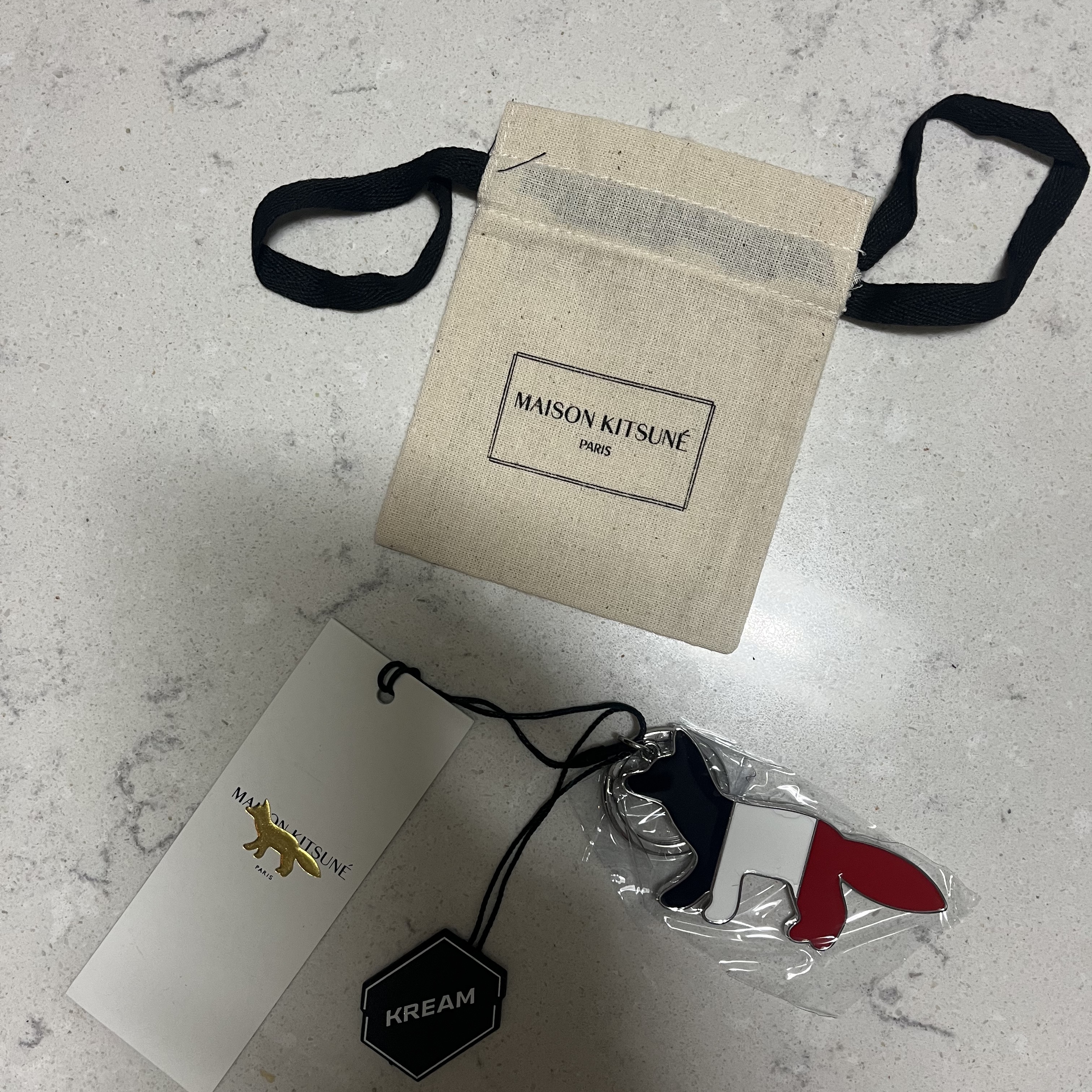 Maison Kitsune Tricolor Fox Metal Keyring Multicolor 착용 스타일