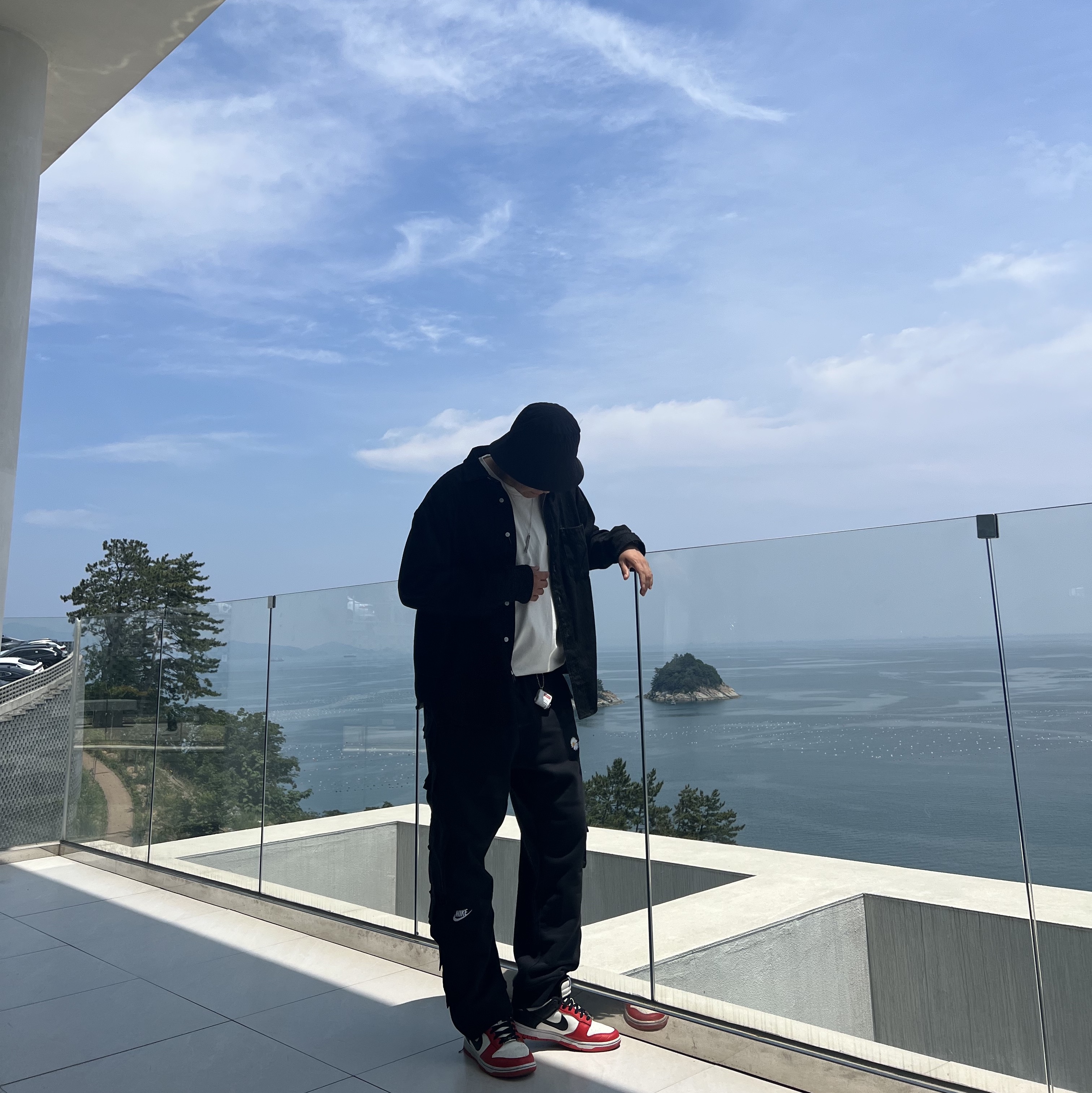 Nike x Peaceminusone Wide Pants Black (DR0096-010), Deus Ex Machina Seoul College T-Shirt White 착용 스타일