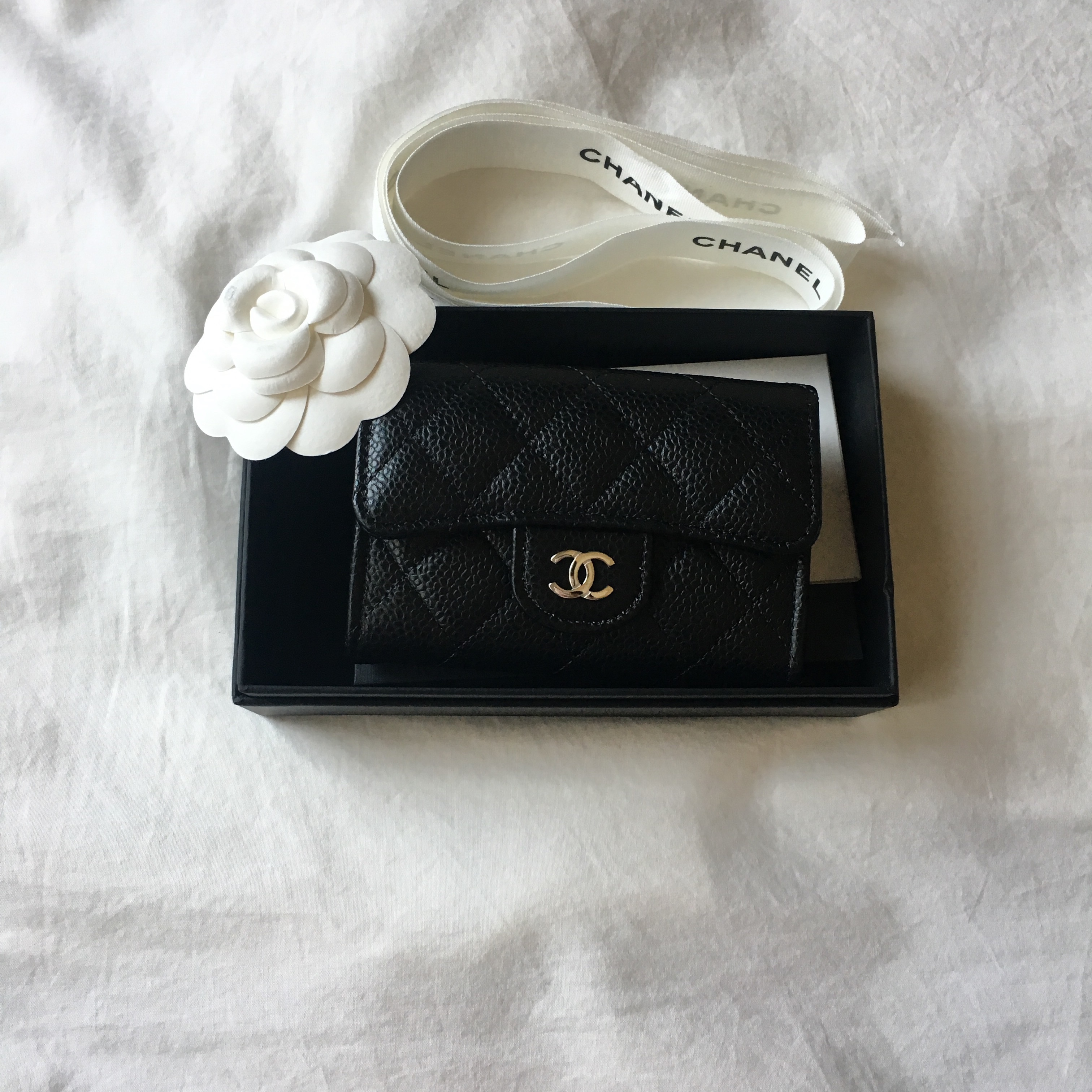 Chanel Classic Card Holder Grained Calfskin & Silver Black 착용 스타일 - 1