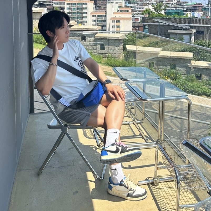 Jordan 1 x Travis Scott x Fragment Retro Low OG SP Military Blue, Nike x Stussy NRG RA T-Shirt Summit White (DM4943-121) 착용 스타일