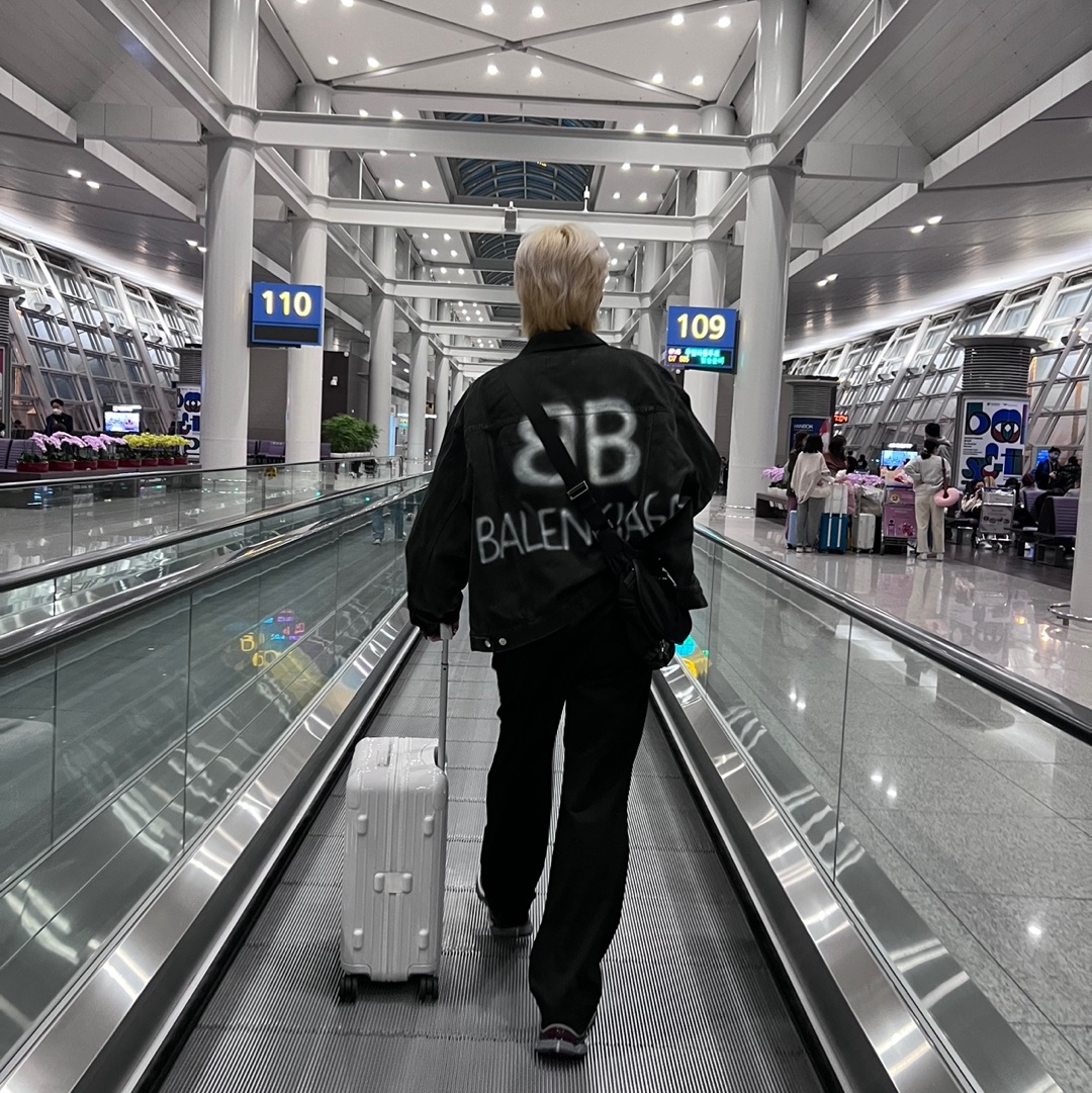 (W) Balenciaga Spray Paint Logo Jacket Denim, Balenciaga Runner Sneakers Grey Burgundy 착용 스타일 - 3