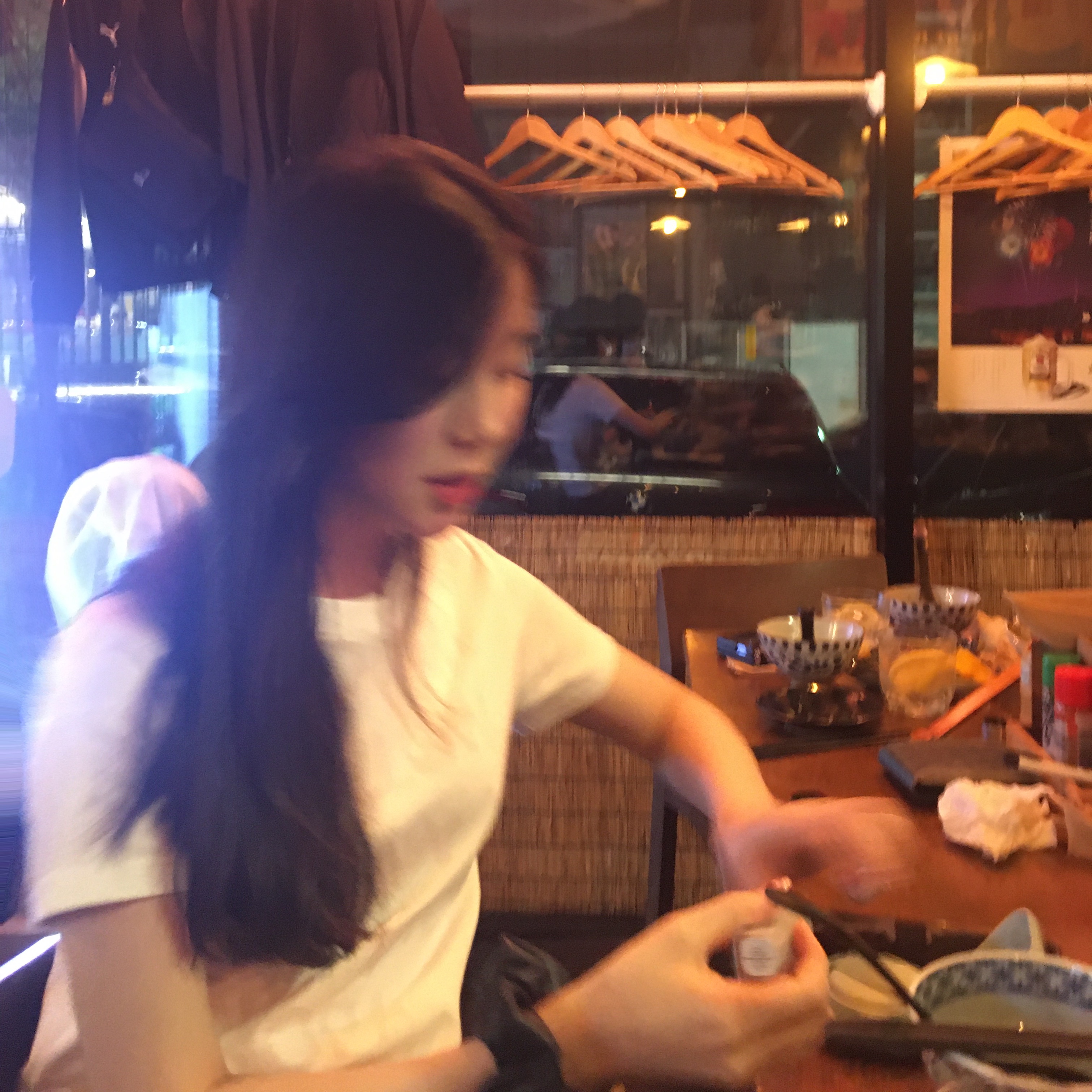 [KREAM 단독] Safarispot Women 1/2 Highway Inn T-Shirt White Red 착용 스타일 - 2