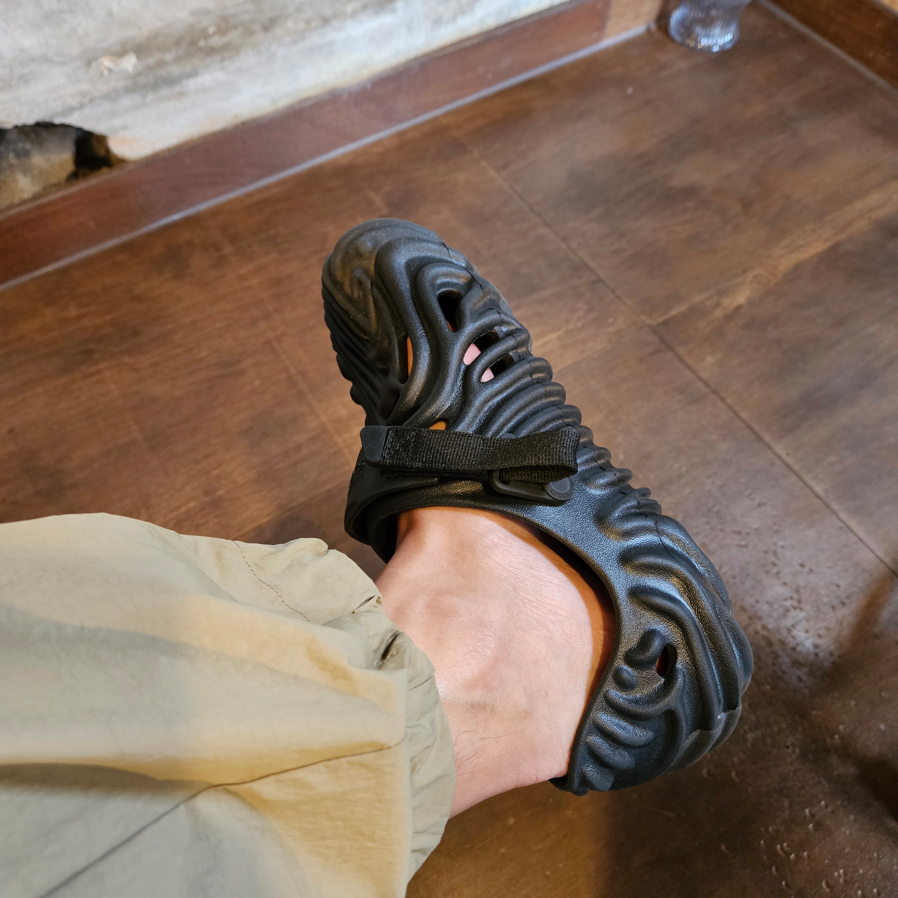 Crocs x Salehe Bembury Pollex Clog Sasquatch 착용 스타일 - 2