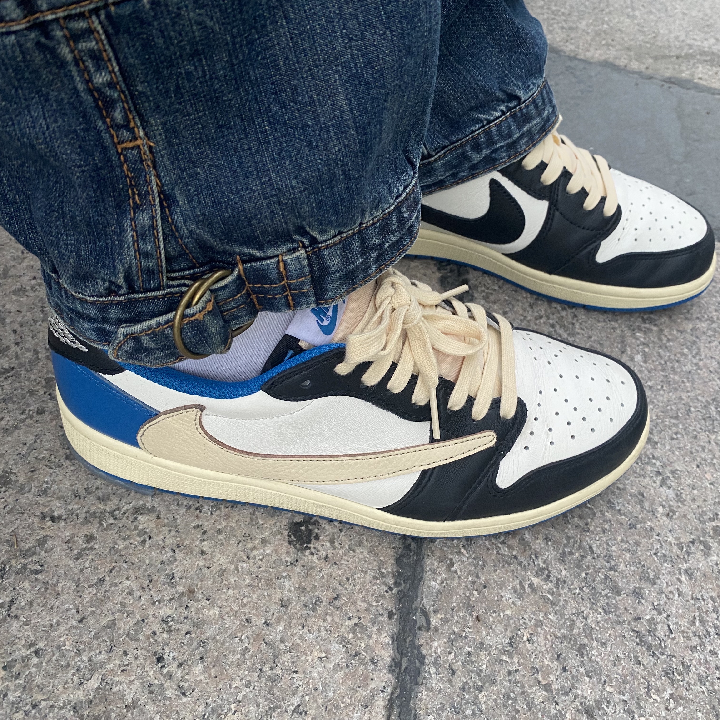Jordan 1 x Travis Scott x Fragment Retro Low OG SP Military Blue 착용 스타일 - 3