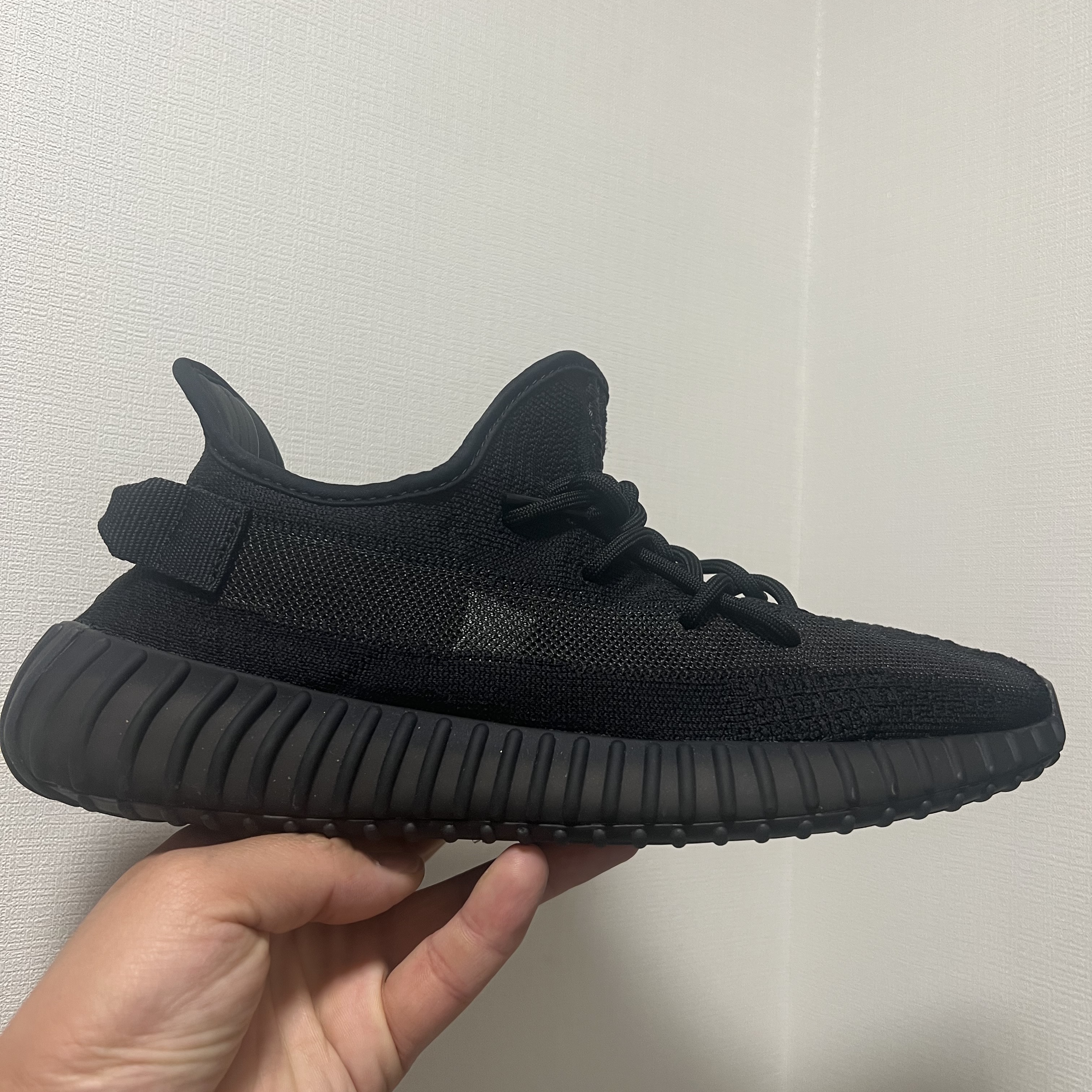 Adidas Yeezy Boost 350 V2 Onyx 착용 스타일