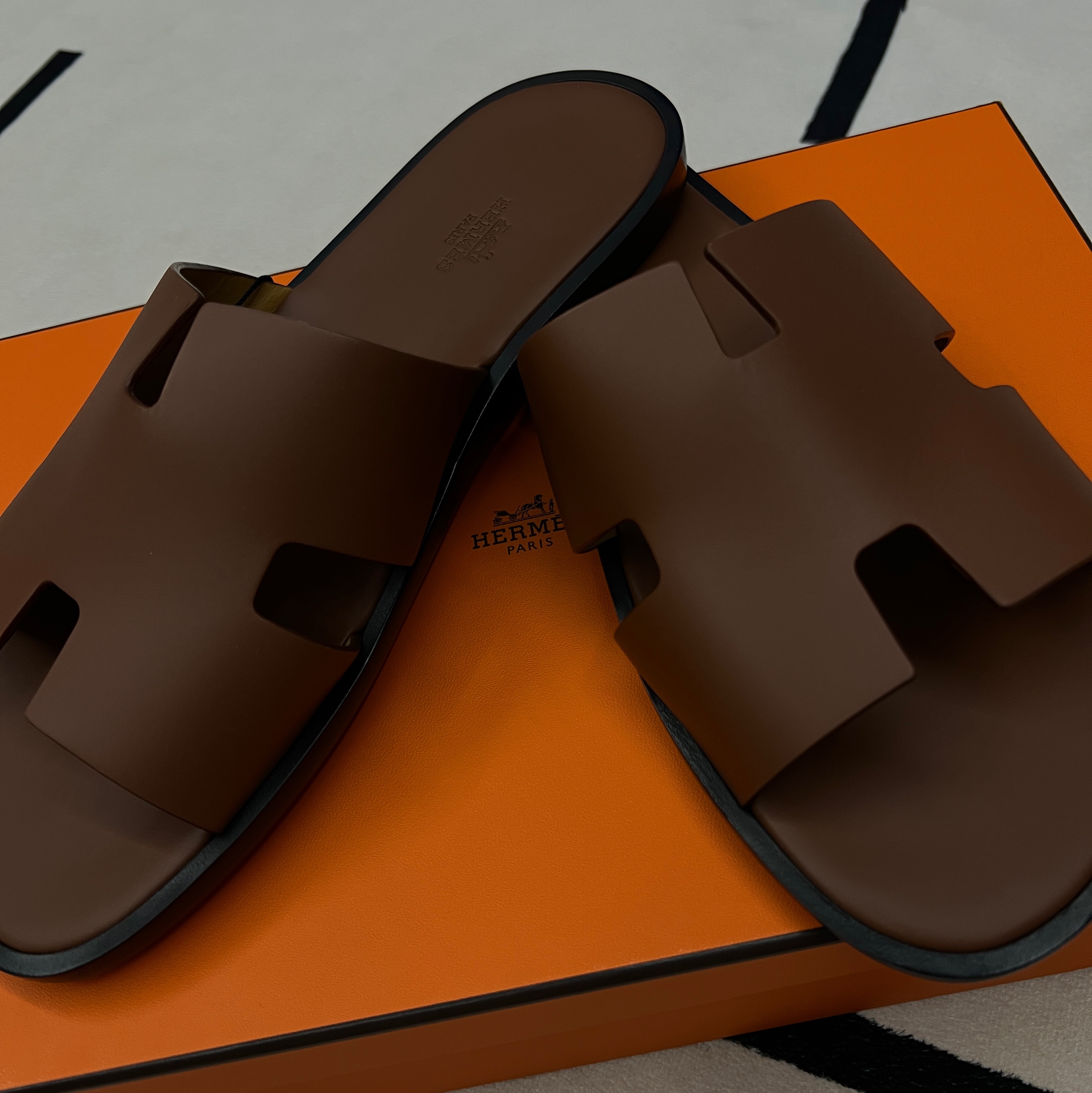 Hermes Izmir Sandal Calfskin & Gold 착용 스타일