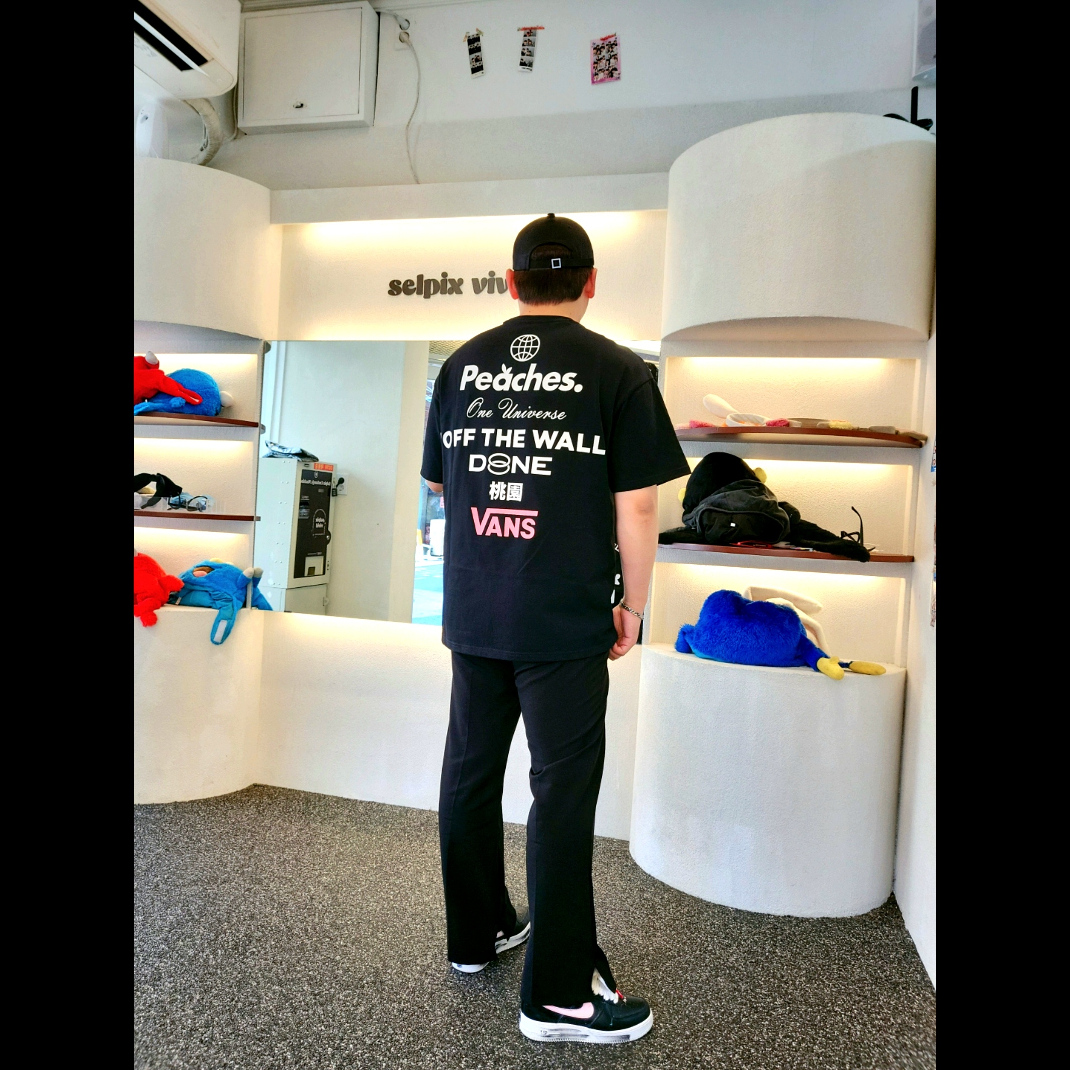 Vans x Peaches. Staple S/S T-Shirt Black, Nike x Peaceminusone Air Force 1 Low Para-Noise 착용 스타일