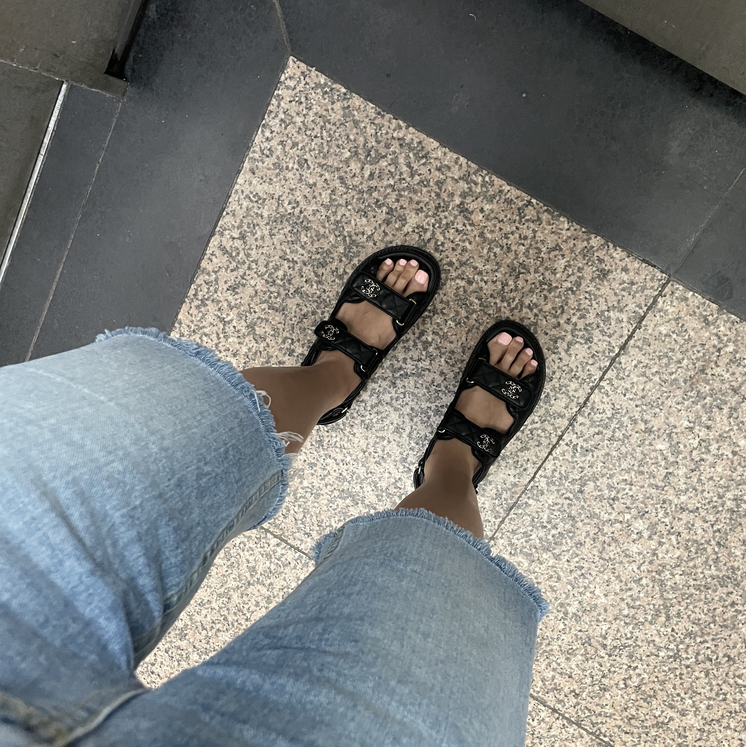 (W) Chanel Sandals Grained Calfskin & Black 착용 스타일