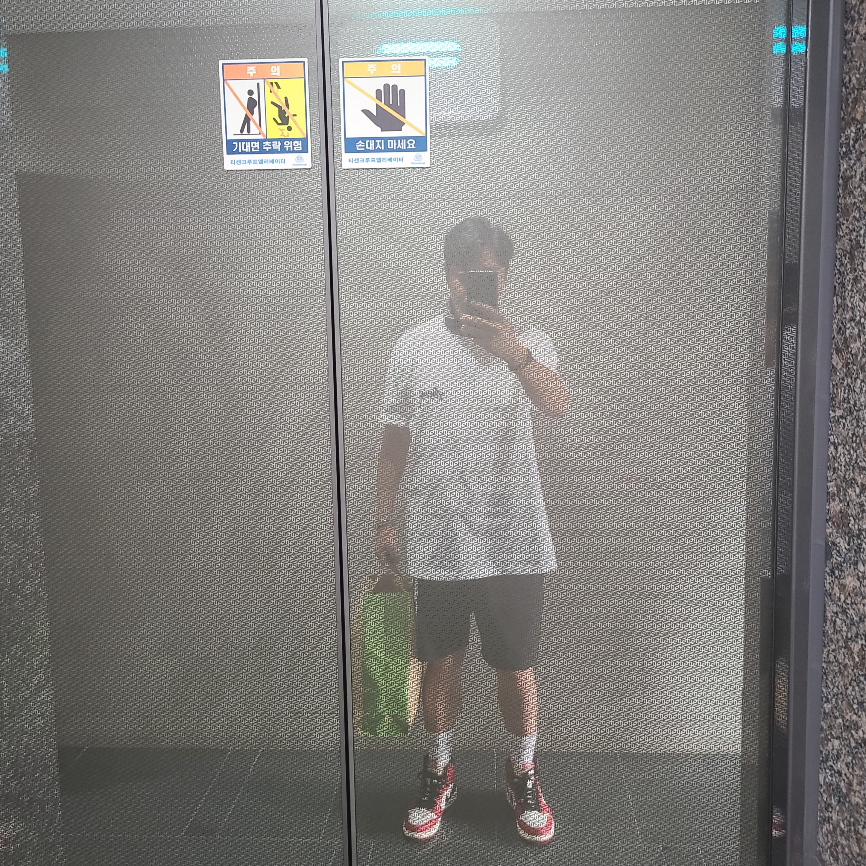 Stussy Fuzzy Dice T-Shirt White, Jordan 1 Retro High OG Chicago 2022 착용 스타일