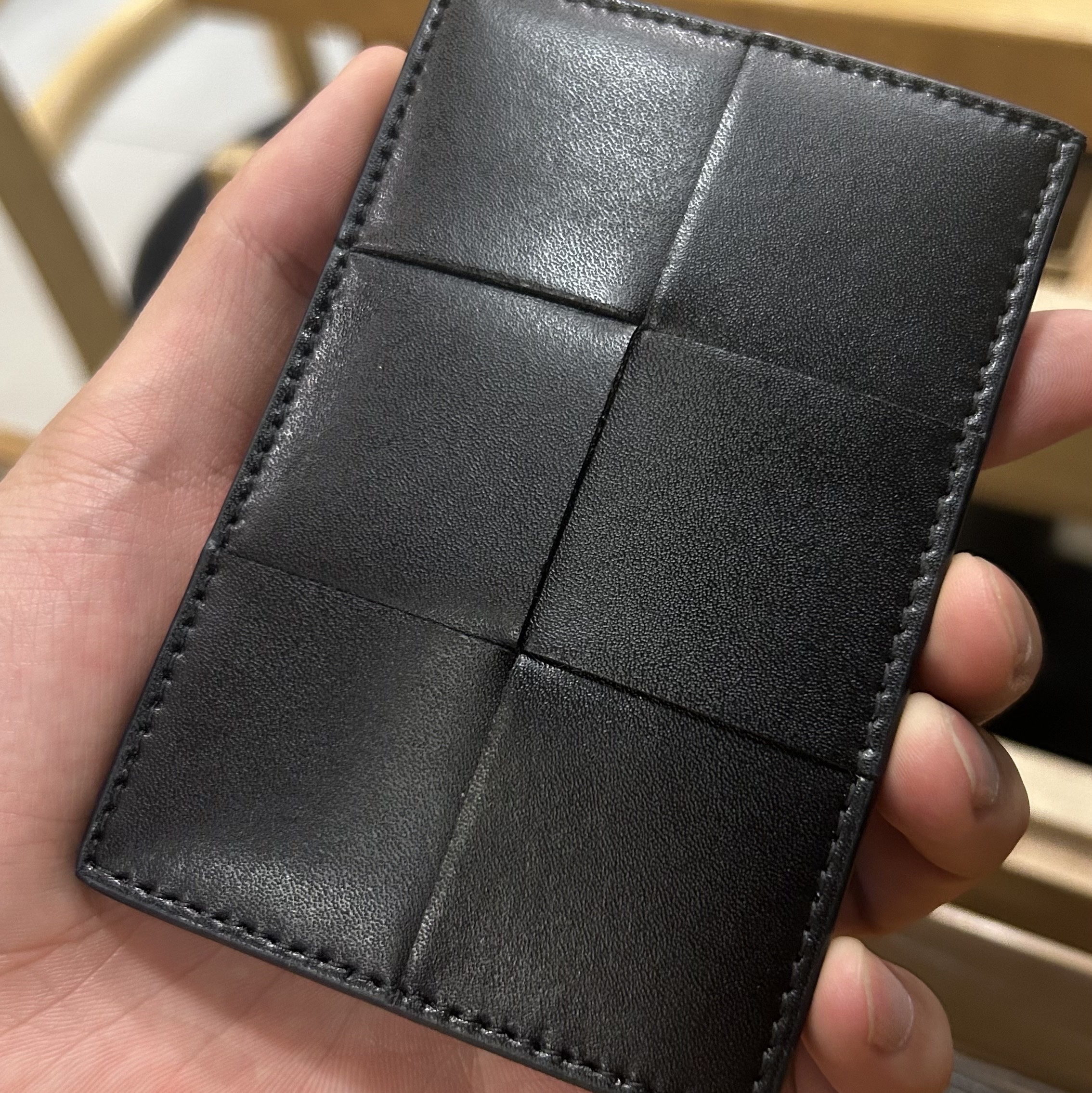 Bottega Veneta Credit Card Case Calfskin Black 착용 스타일