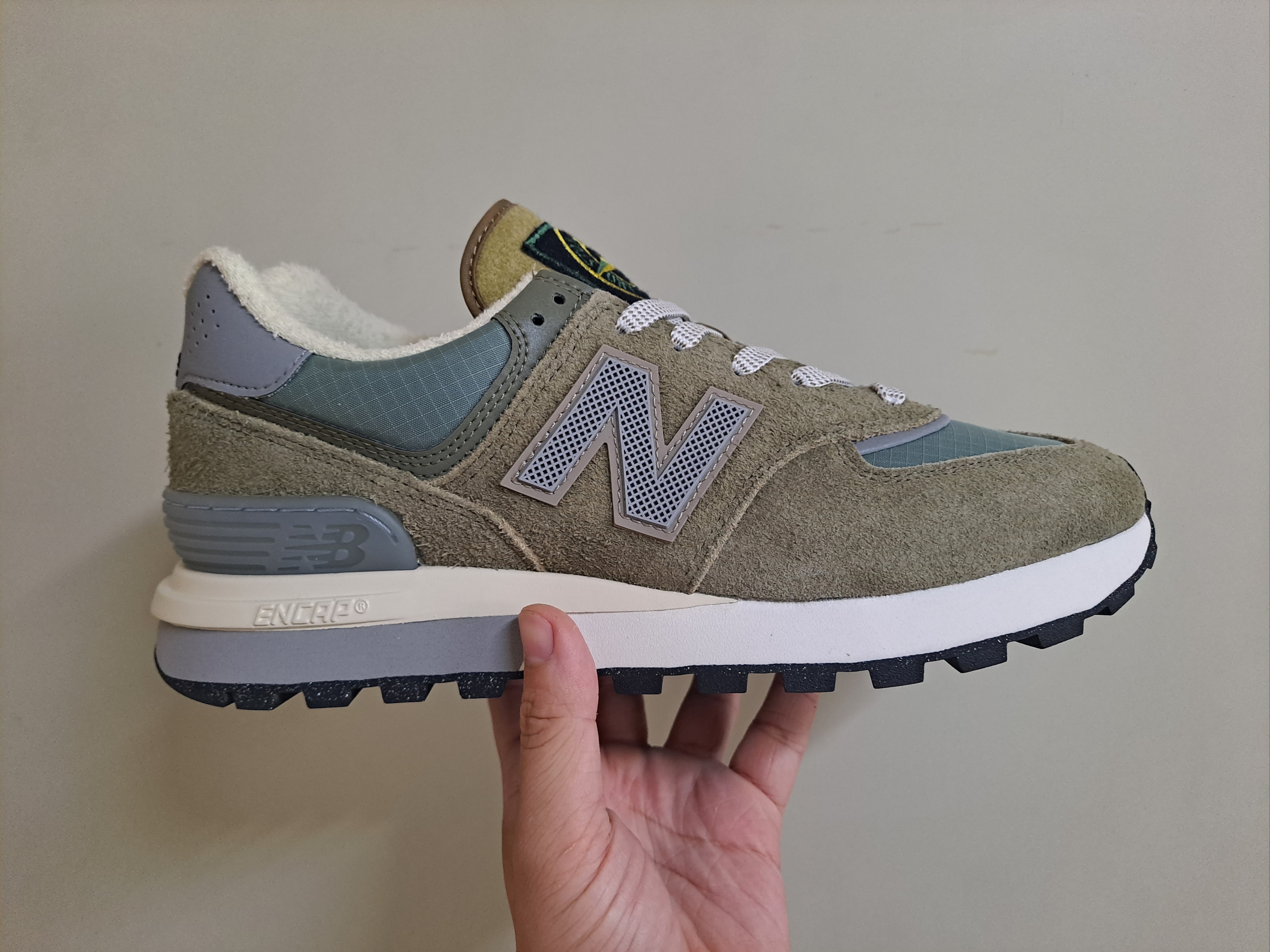 New Balance x Stone Island 574 Legacy Green 착용 스타일 - 3